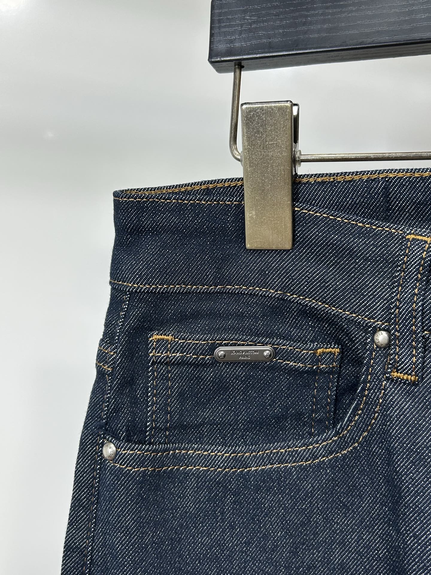  LV 25新款牛仔裤休闲版 采用精选原版面料，穿着柔软服适绣气，具有独特弹力纤维不易变形而又耐磨，上身