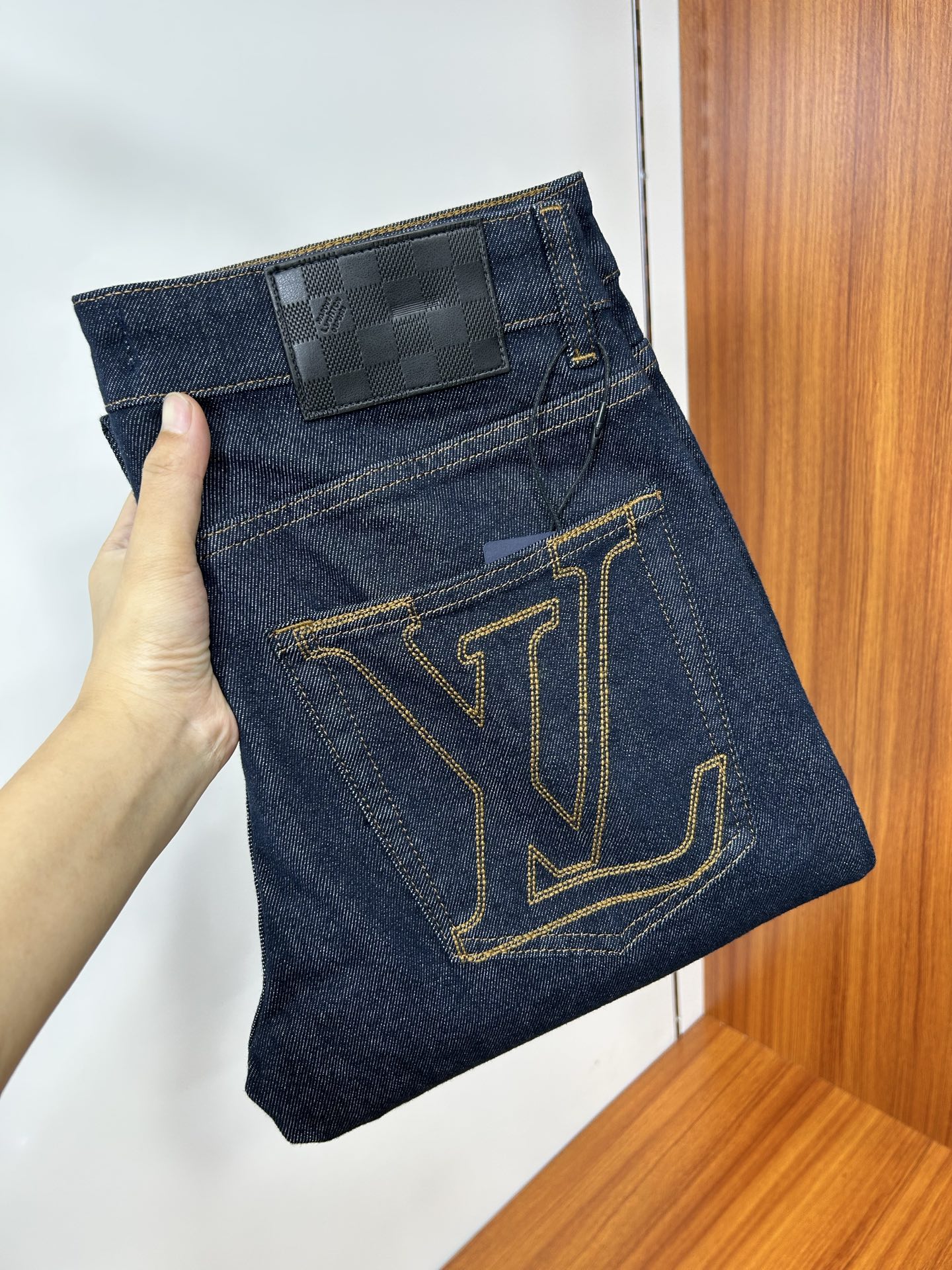  LV 25新款牛仔裤休闲版 采用精选原版面料，穿着柔软服适绣气，具有独特弹力纤维不易变形而又耐磨，上身