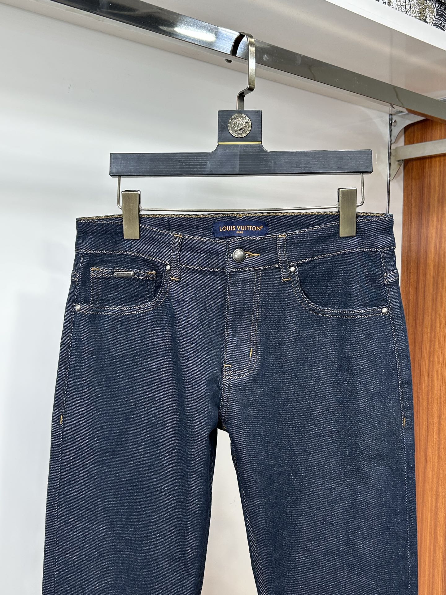  LV 25新款牛仔裤休闲版 采用精选原版面料，穿着柔软服适绣气，具有独特弹力纤维不易变形而又耐磨，上身