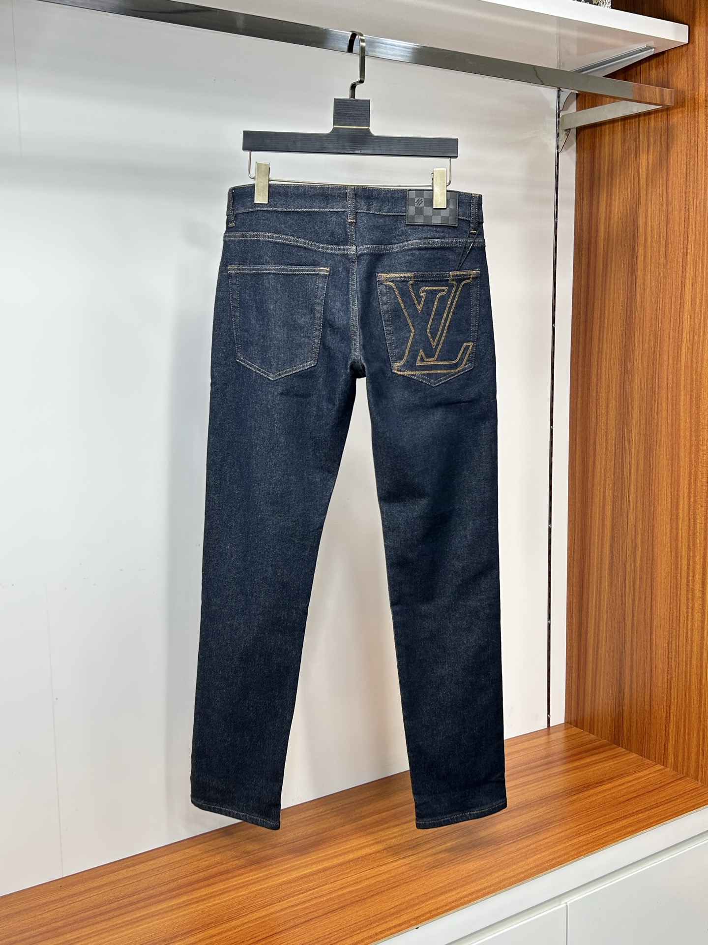  LV 25新款牛仔裤休闲版 采用精选原版面料，穿着柔软服适绣气，具有独特弹力纤维不易变形而又耐磨，上身