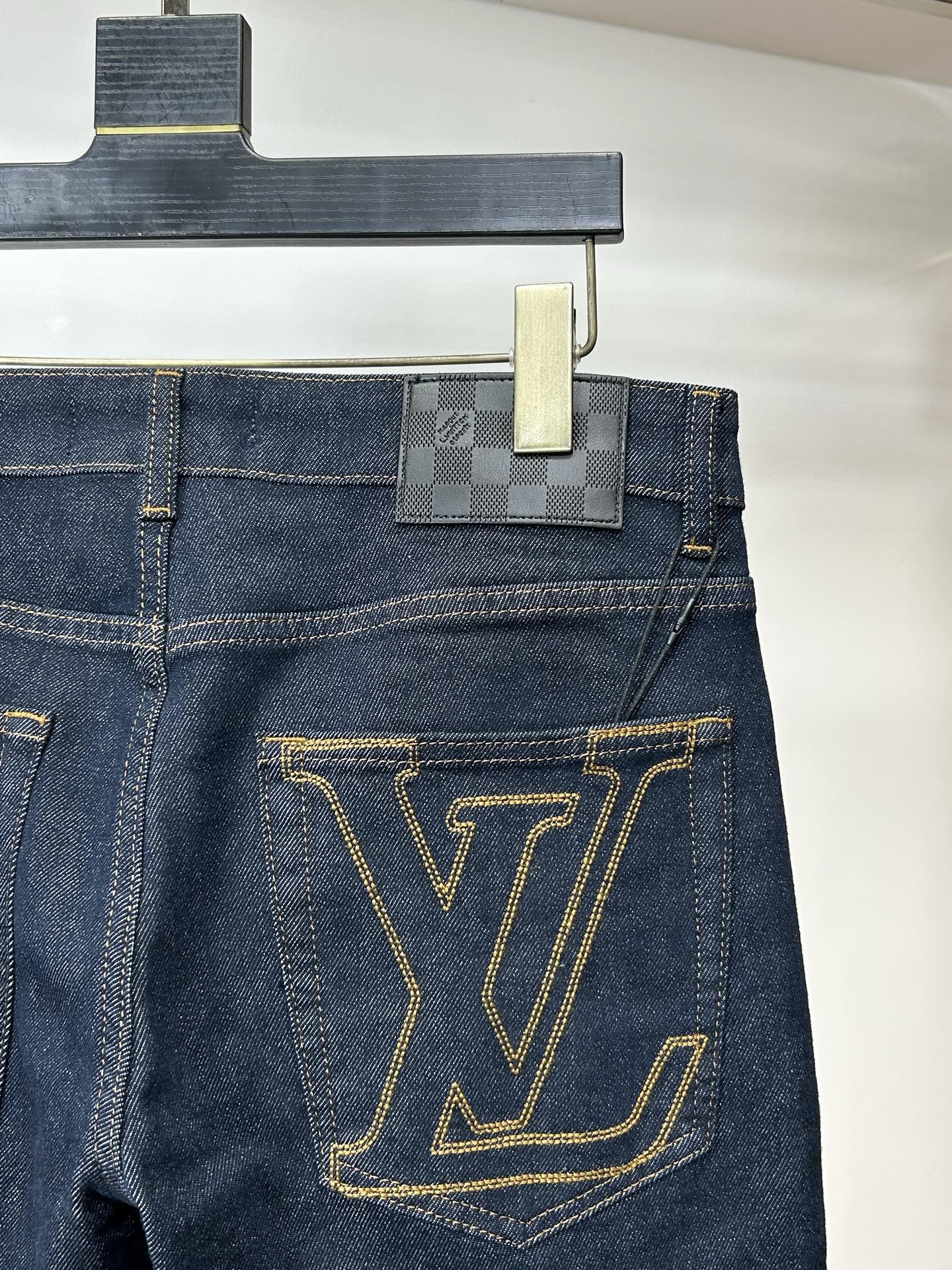  LV 25新款牛仔裤休闲版 采用精选原版面料，穿着柔软服适绣气，具有独特弹力纤维不易变形而又耐磨，上身