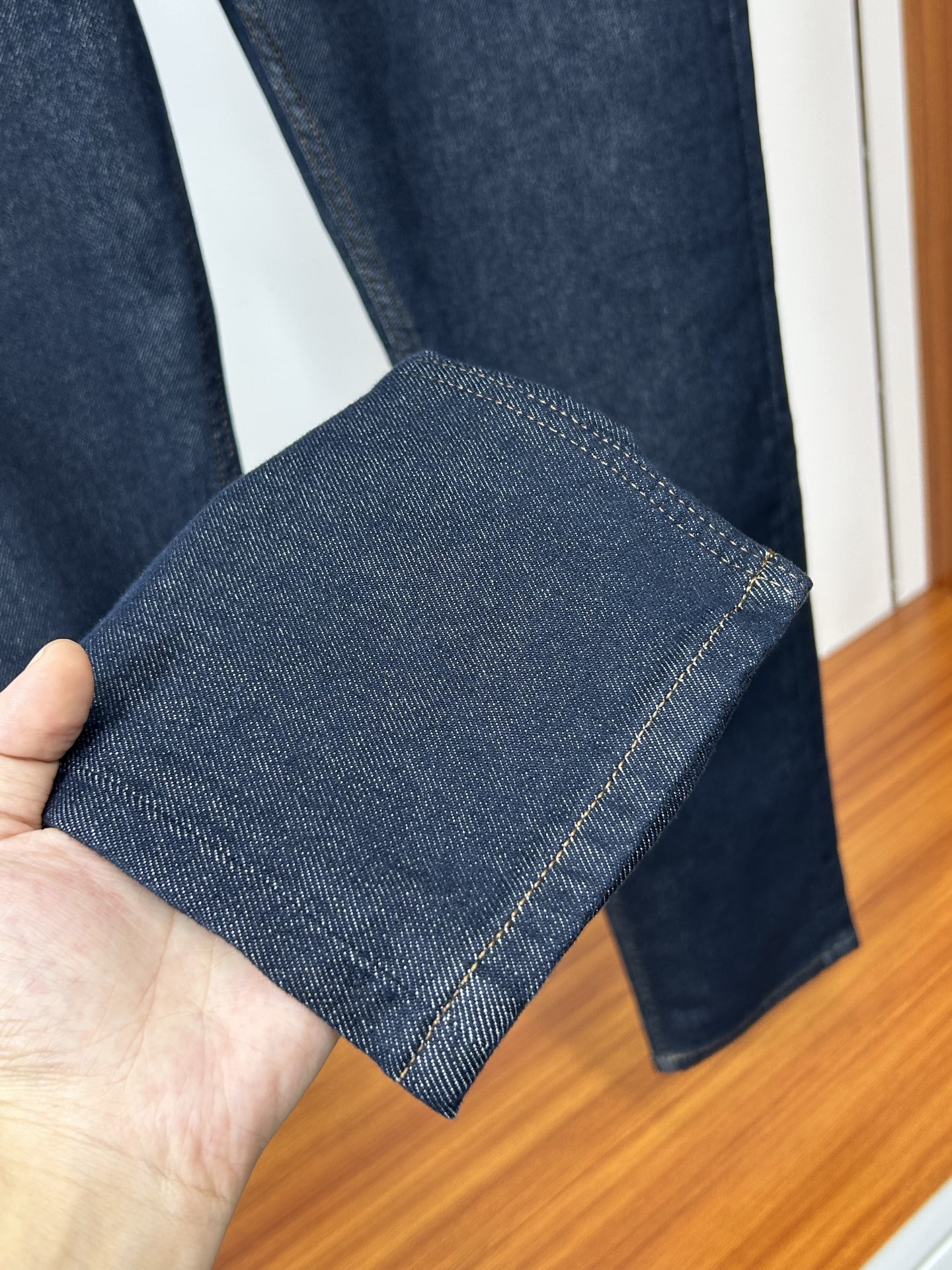  LV 25新款牛仔裤休闲版 采用精选原版面料，穿着柔软服适绣气，具有独特弹力纤维不易变形而又耐磨，上身