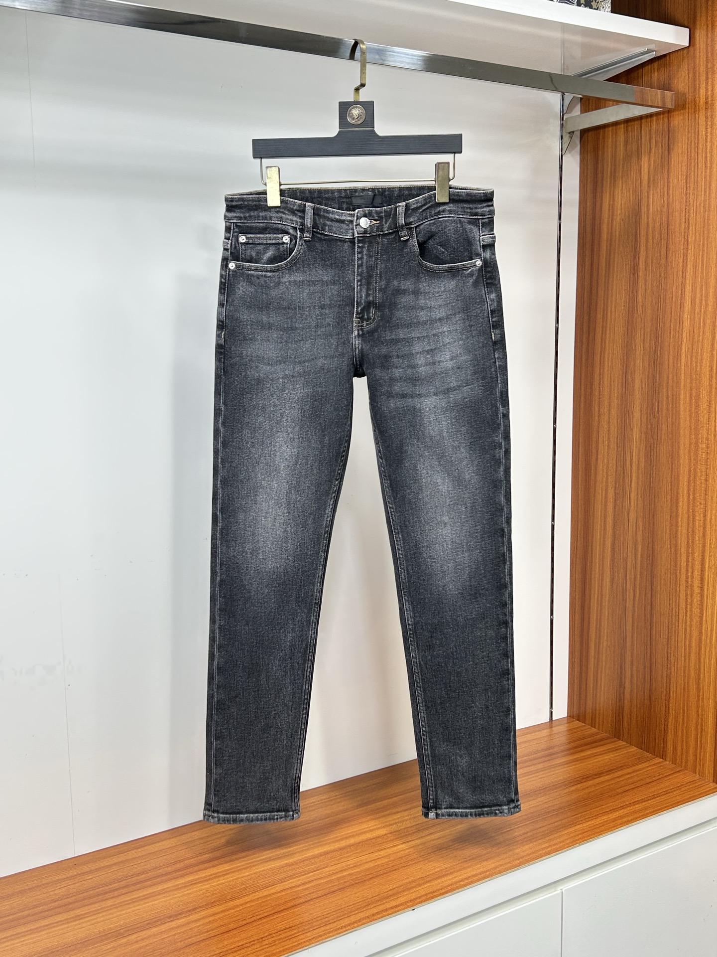  普拉达 25新款牛仔裤休闲版 采用精选原版面料，穿着柔软服适绣气，具有独特弹力纤维不易变形而又耐磨，上