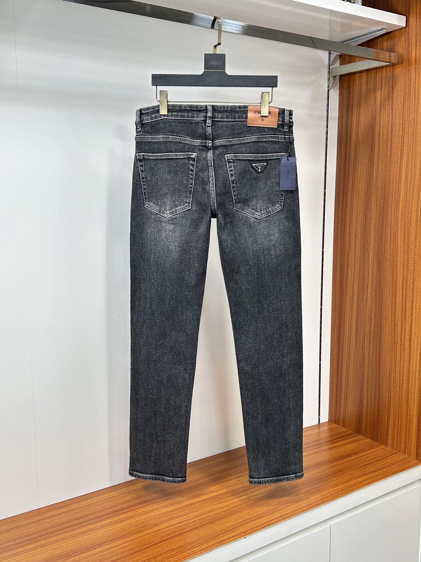  普拉达 25新款牛仔裤休闲版 采用精选原版面料，穿着柔软服适绣气，具有独特弹力纤维不易变形而又耐磨，上