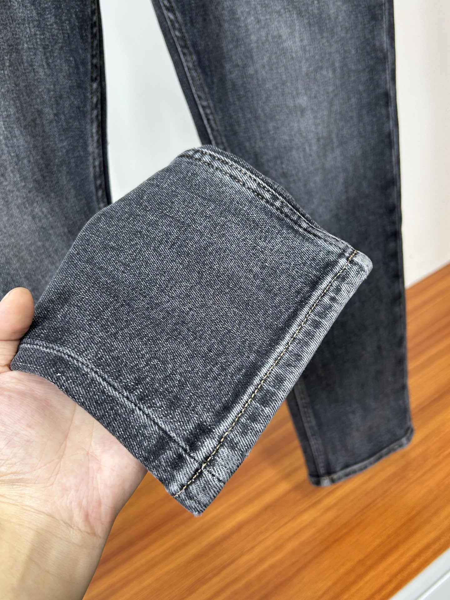  普拉达 25新款牛仔裤休闲版 采用精选原版面料，穿着柔软服适绣气，具有独特弹力纤维不易变形而又耐磨，上