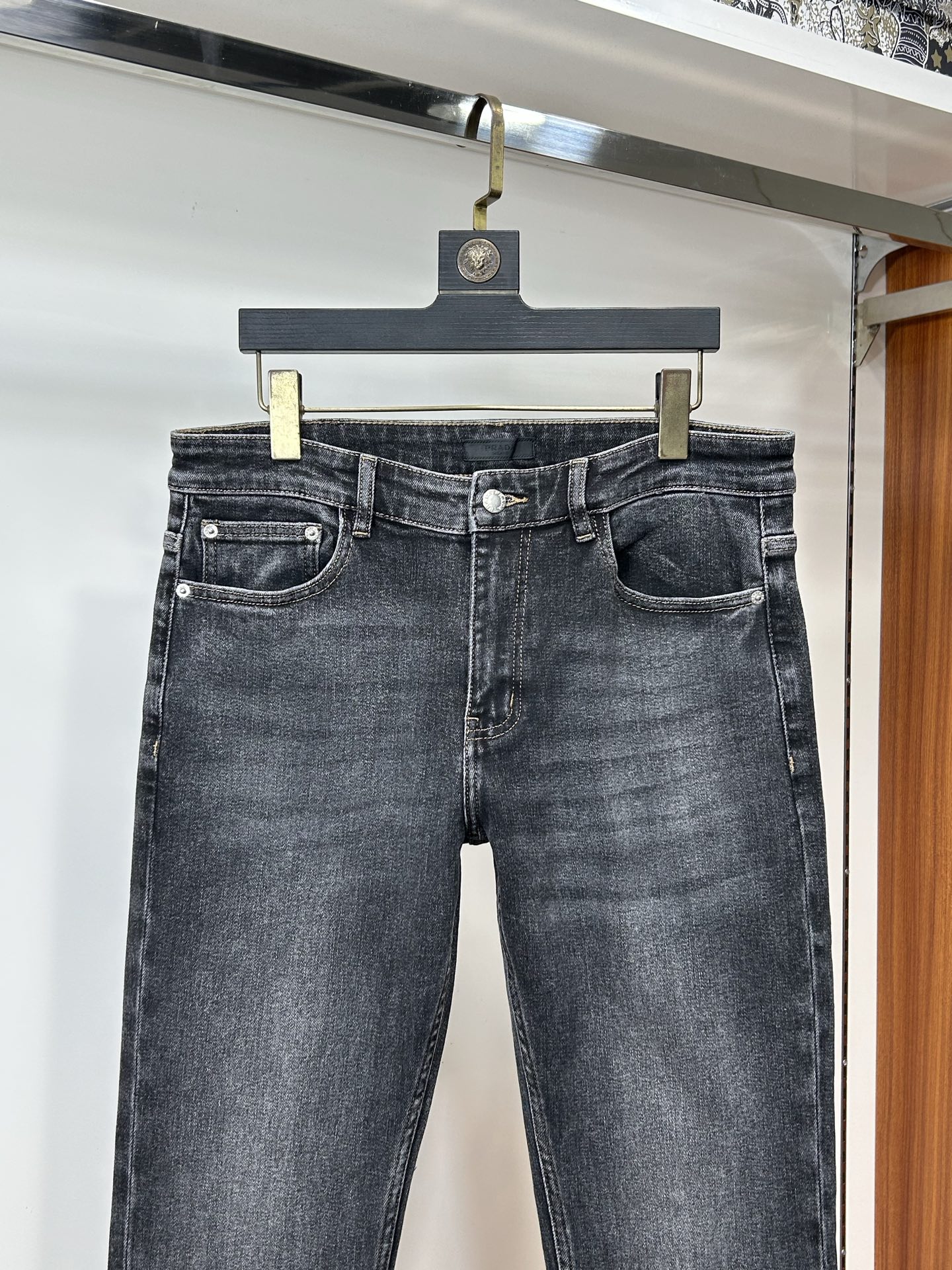  普拉达 25新款牛仔裤休闲版 采用精选原版面料，穿着柔软服适绣气，具有独特弹力纤维不易变形而又耐磨，上