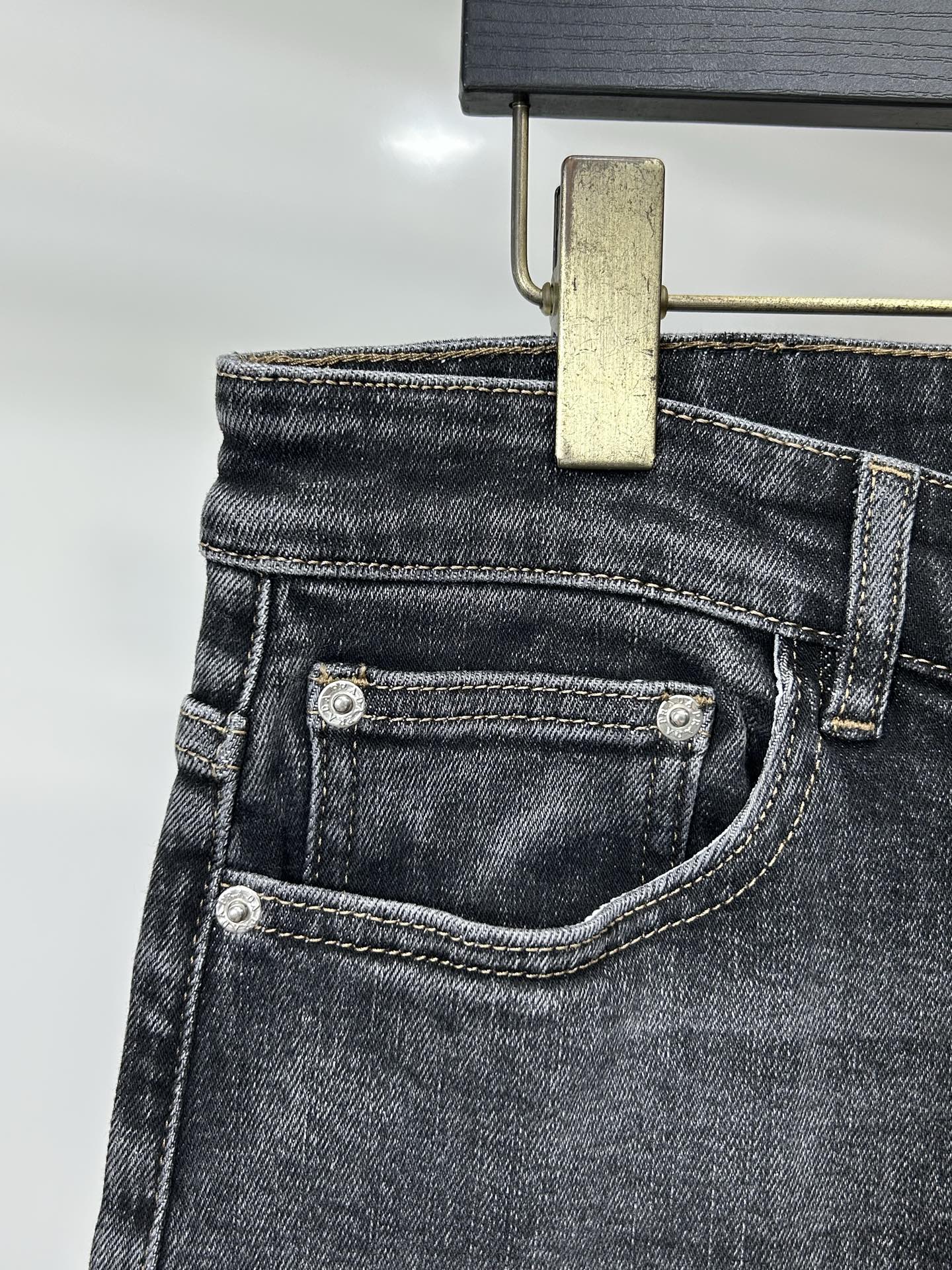  普拉达 25新款牛仔裤休闲版 采用精选原版面料，穿着柔软服适绣气，具有独特弹力纤维不易变形而又耐磨，上