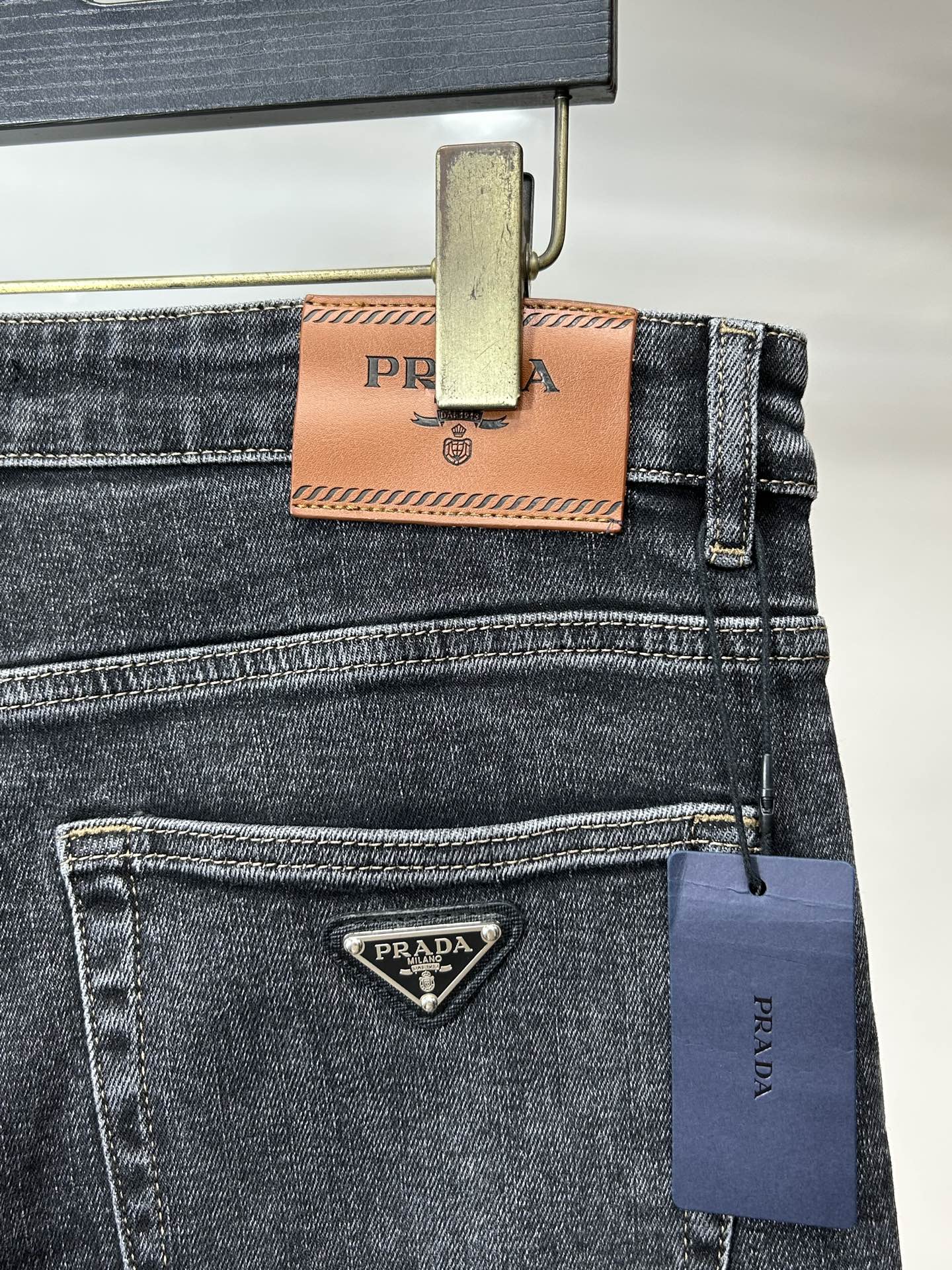  普拉达 25新款牛仔裤休闲版 采用精选原版面料，穿着柔软服适绣气，具有独特弹力纤维不易变形而又耐磨，上