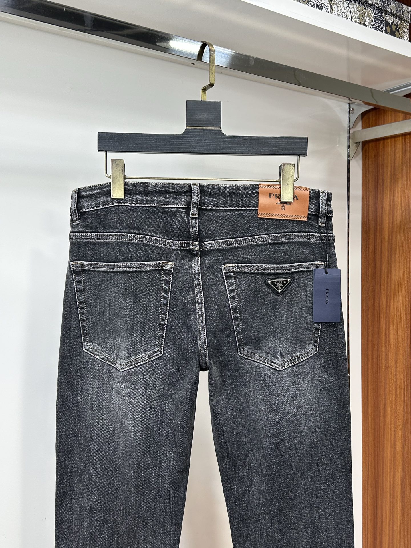  普拉达 25新款牛仔裤休闲版 采用精选原版面料，穿着柔软服适绣气，具有独特弹力纤维不易变形而又耐磨，上