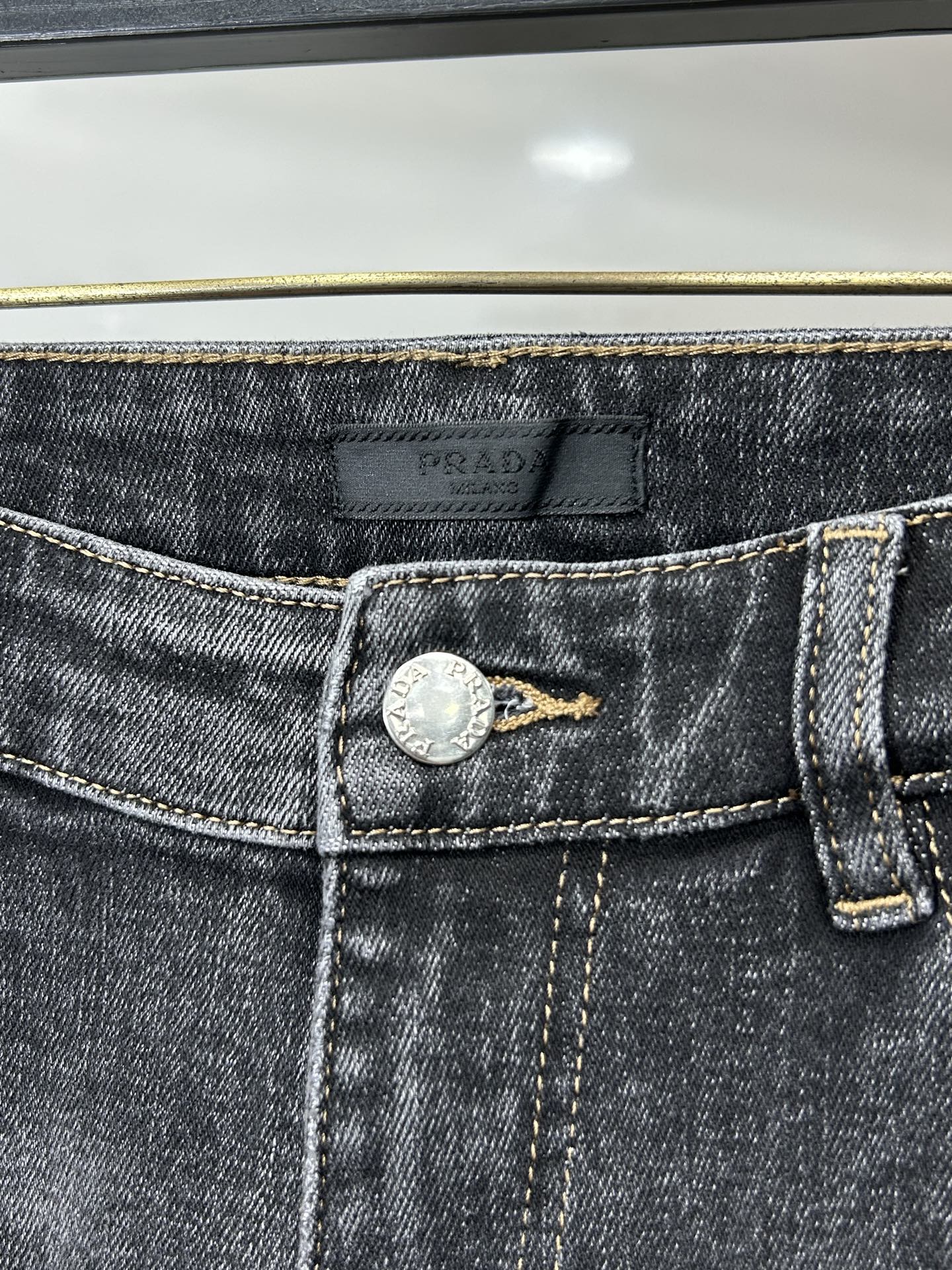  普拉达 25新款牛仔裤休闲版 采用精选原版面料，穿着柔软服适绣气，具有独特弹力纤维不易变形而又耐磨，上