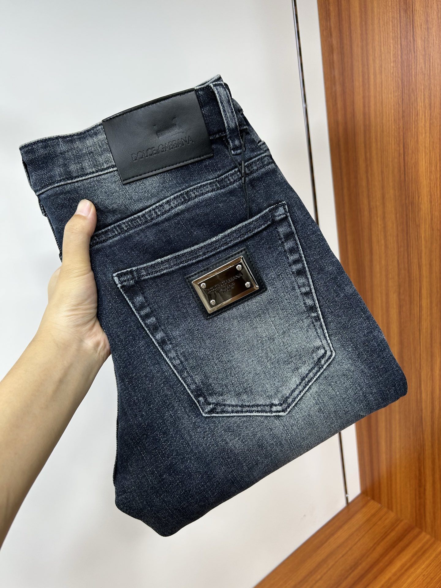  DG 25新款牛仔裤休闲版 采用精选原版面料，穿着柔软服适绣气，具有独特弹力纤维不易变形而又耐磨，上身