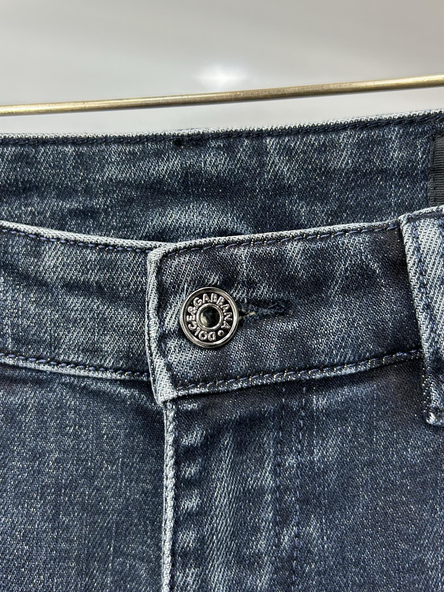  DG 25新款牛仔裤休闲版 采用精选原版面料，穿着柔软服适绣气，具有独特弹力纤维不易变形而又耐磨，上身