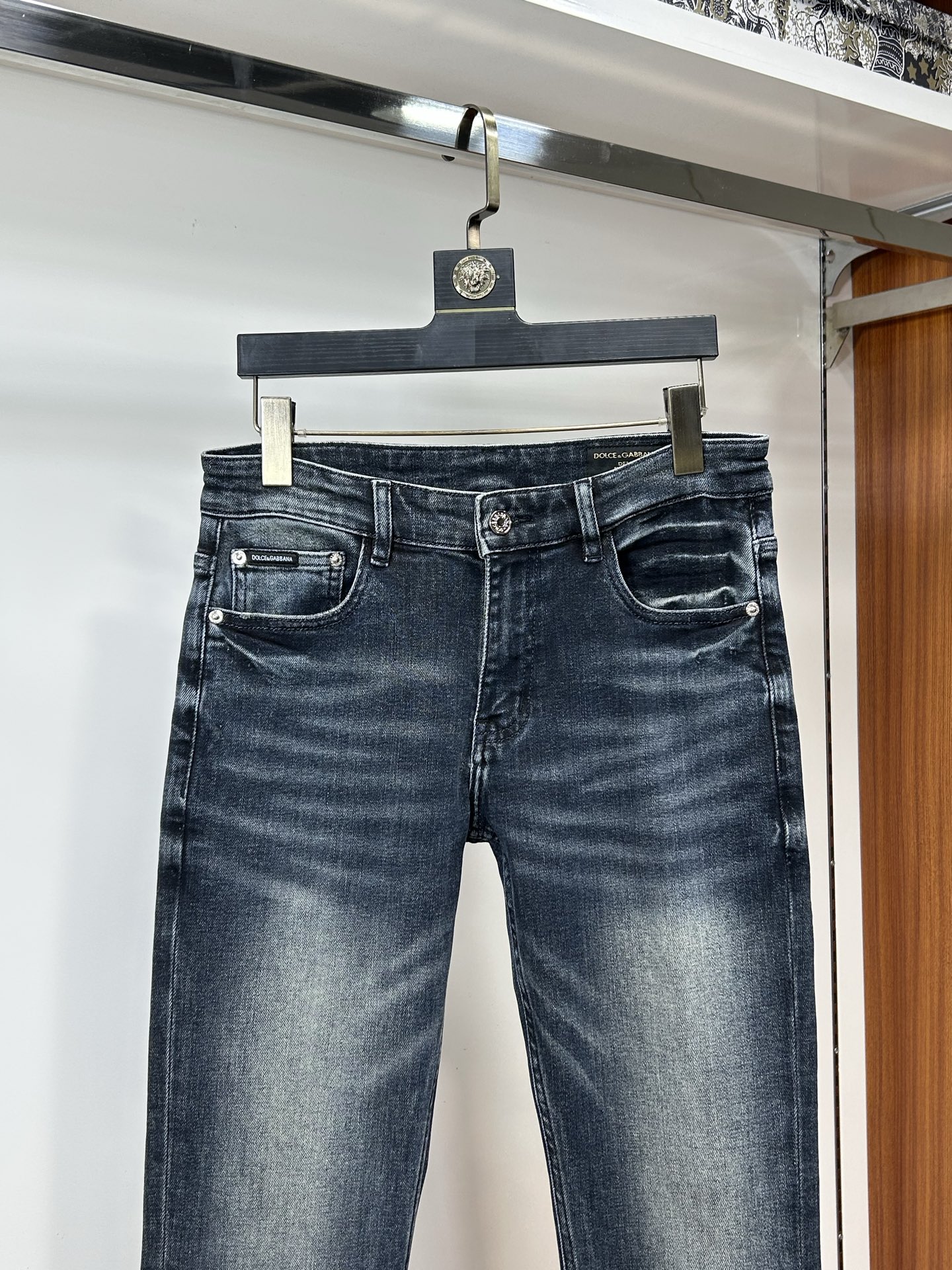  DG 25新款牛仔裤休闲版 采用精选原版面料，穿着柔软服适绣气，具有独特弹力纤维不易变形而又耐磨，上身