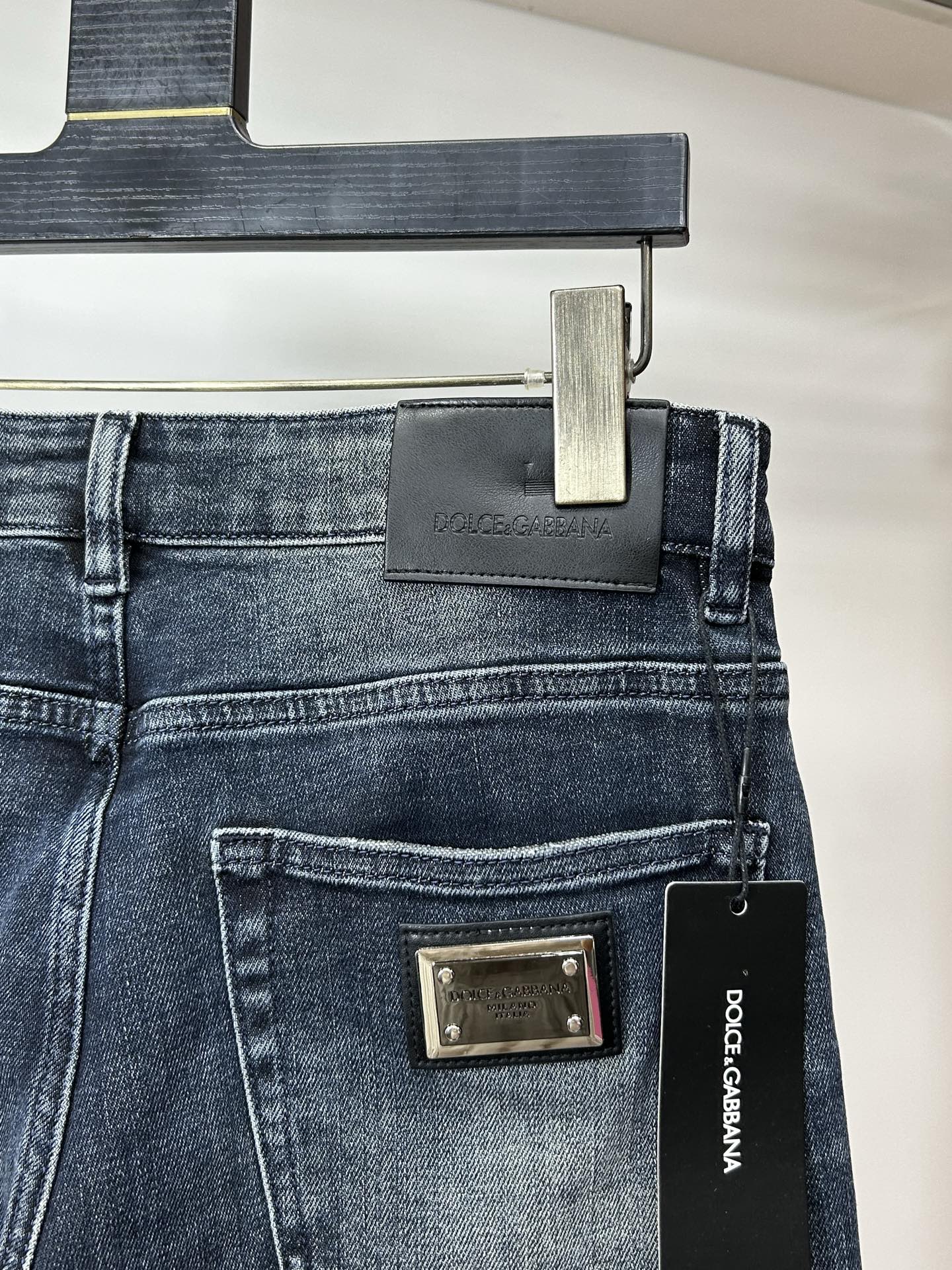  DG 25新款牛仔裤休闲版 采用精选原版面料，穿着柔软服适绣气，具有独特弹力纤维不易变形而又耐磨，上身