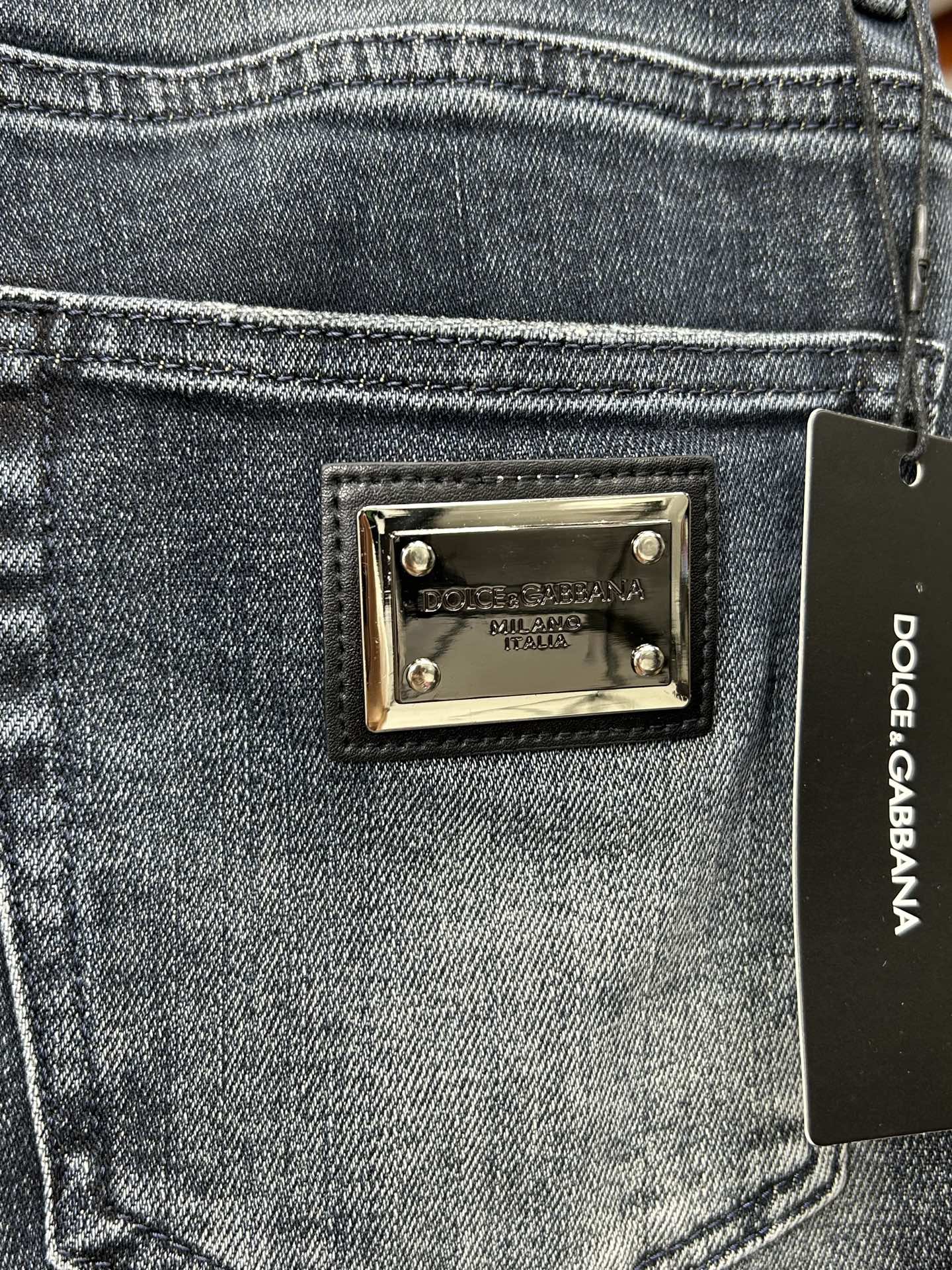  DG 25新款牛仔裤休闲版 采用精选原版面料，穿着柔软服适绣气，具有独特弹力纤维不易变形而又耐磨，上身