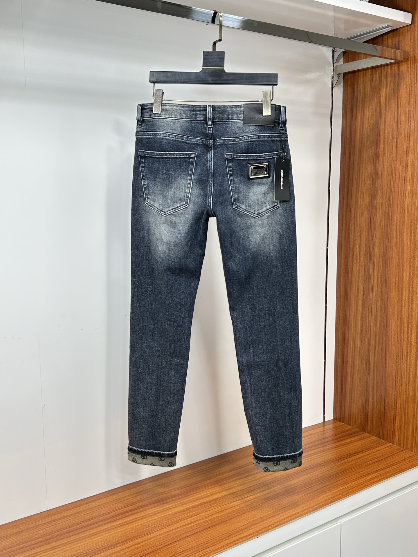  DG 25新款牛仔裤休闲版 采用精选原版面料，穿着柔软服适绣气，具有独特弹力纤维不易变形而又耐磨，上身