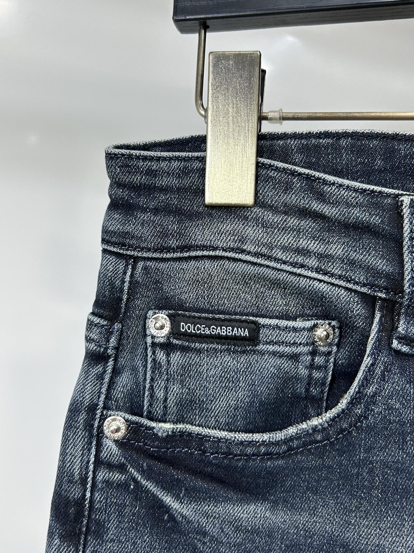  DG 25新款牛仔裤休闲版 采用精选原版面料，穿着柔软服适绣气，具有独特弹力纤维不易变形而又耐磨，上身