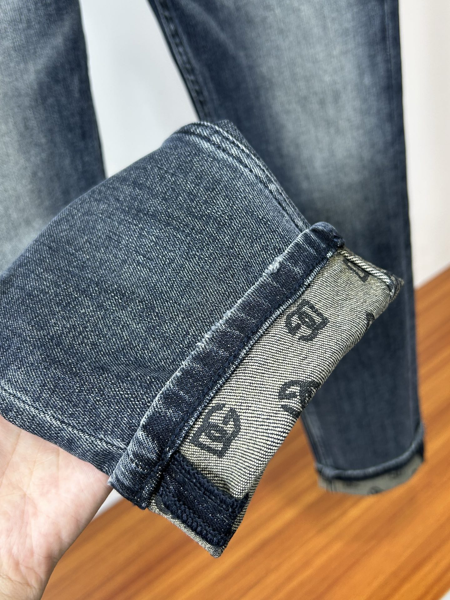  DG 25新款牛仔裤休闲版 采用精选原版面料，穿着柔软服适绣气，具有独特弹力纤维不易变形而又耐磨，上身