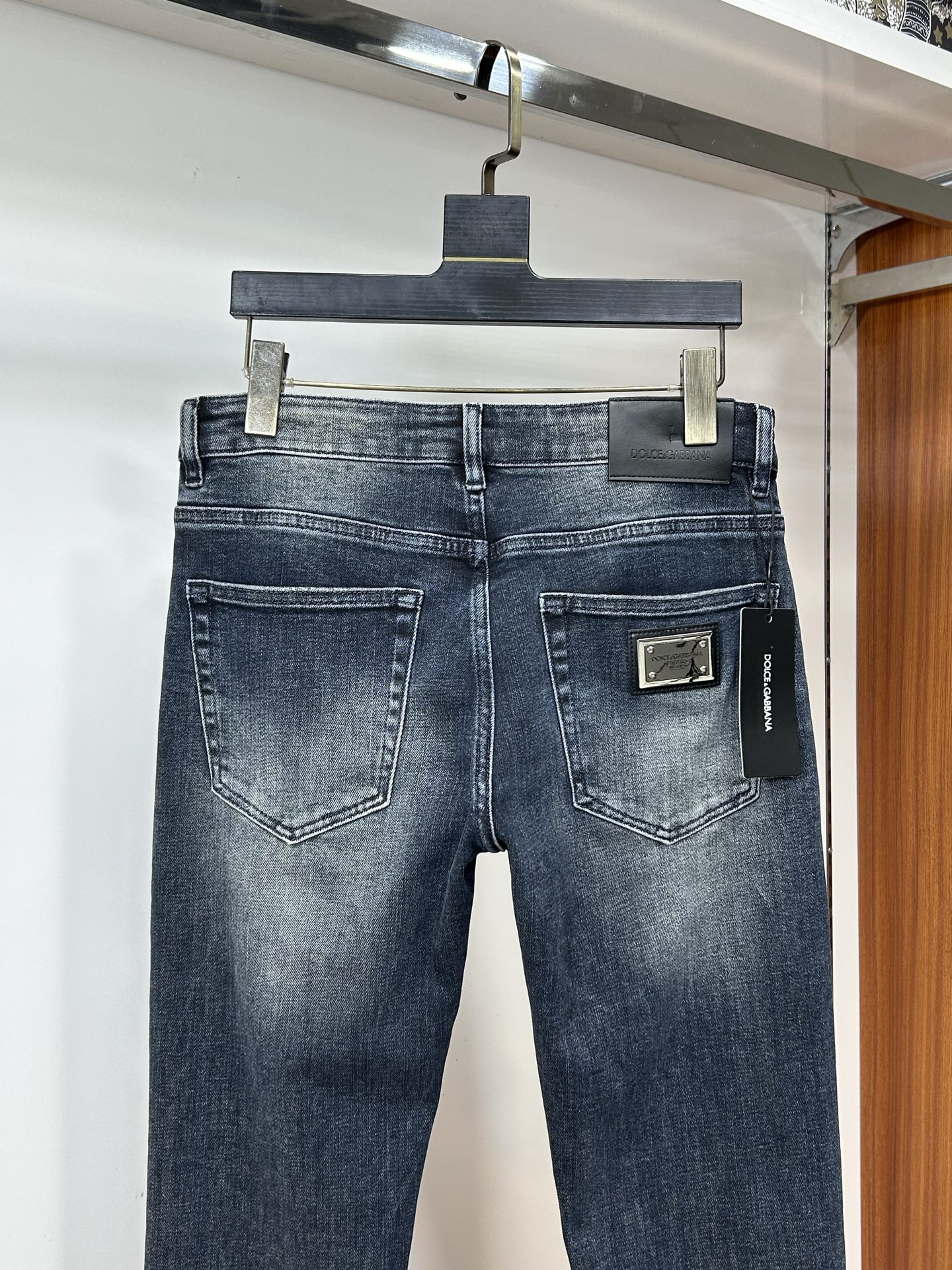  DG 25新款牛仔裤休闲版 采用精选原版面料，穿着柔软服适绣气，具有独特弹力纤维不易变形而又耐磨，上身