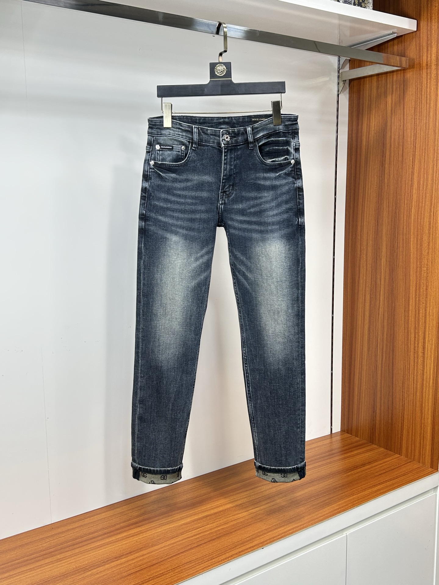  DG 25新款牛仔裤休闲版 采用精选原版面料，穿着柔软服适绣气，具有独特弹力纤维不易变形而又耐磨，上身