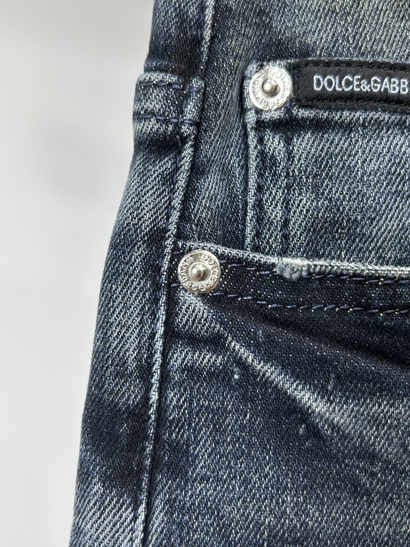  DG 25新款牛仔裤休闲版 采用精选原版面料，穿着柔软服适绣气，具有独特弹力纤维不易变形而又耐磨，上身