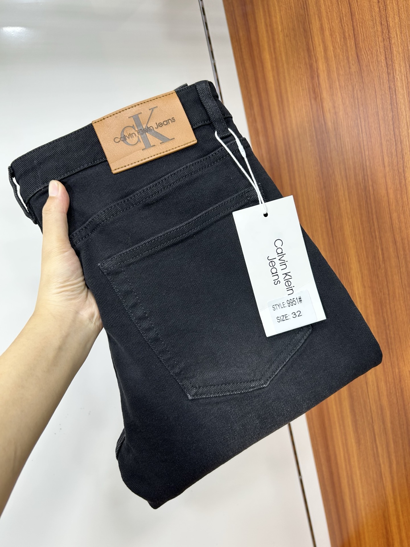  CK 25新款牛仔裤休闲版 采用精选原版面料，穿着柔软服适绣气，具有独特弹力纤维不易变形而又耐磨，上身