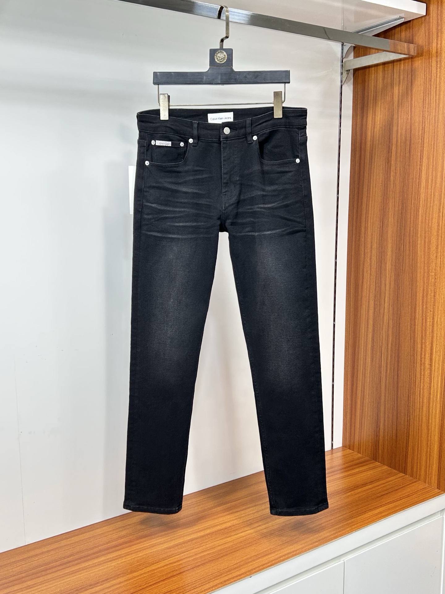  CK 25新款牛仔裤休闲版 采用精选原版面料，穿着柔软服适绣气，具有独特弹力纤维不易变形而又耐磨，上身