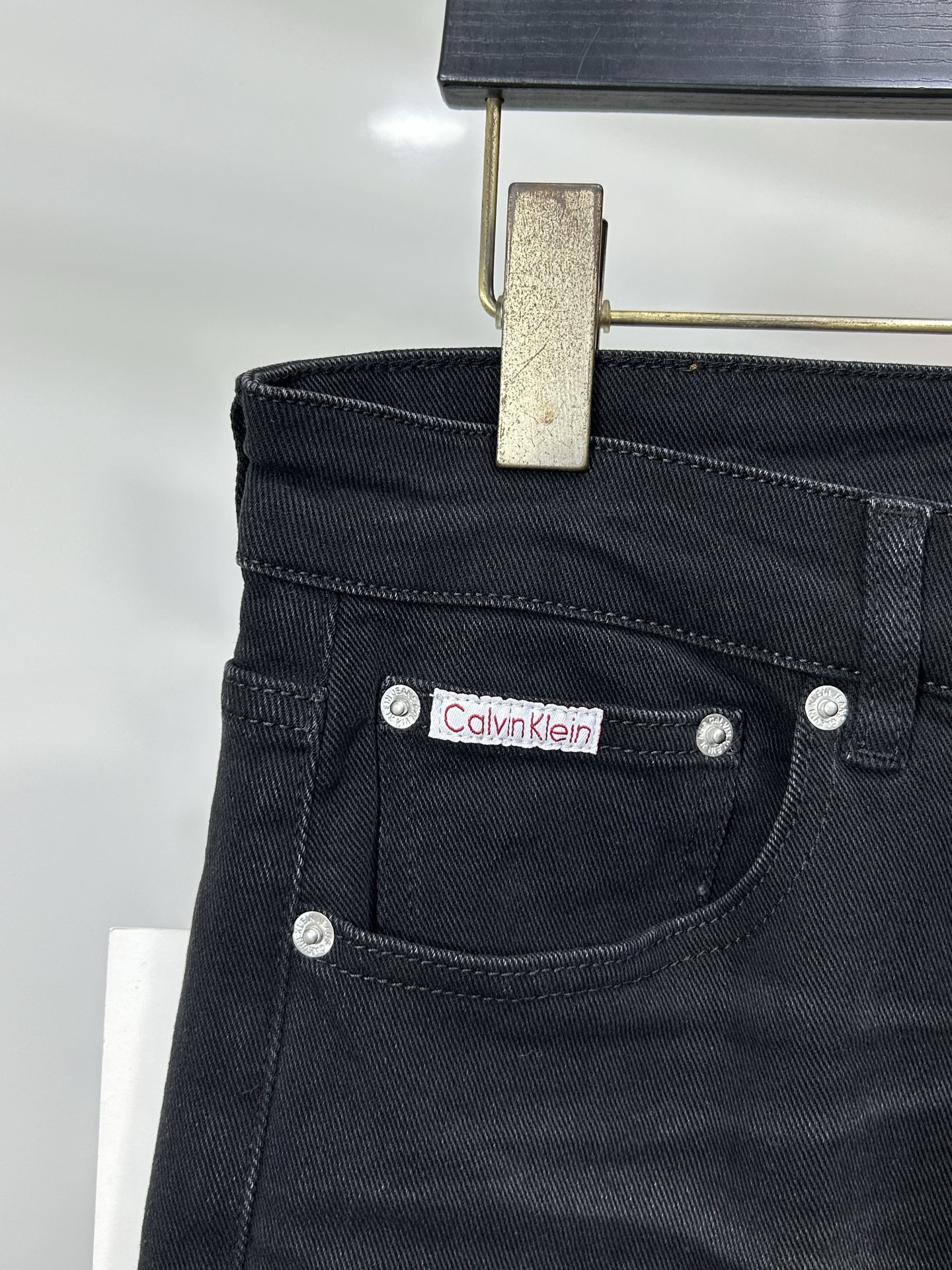  CK 25新款牛仔裤休闲版 采用精选原版面料，穿着柔软服适绣气，具有独特弹力纤维不易变形而又耐磨，上身