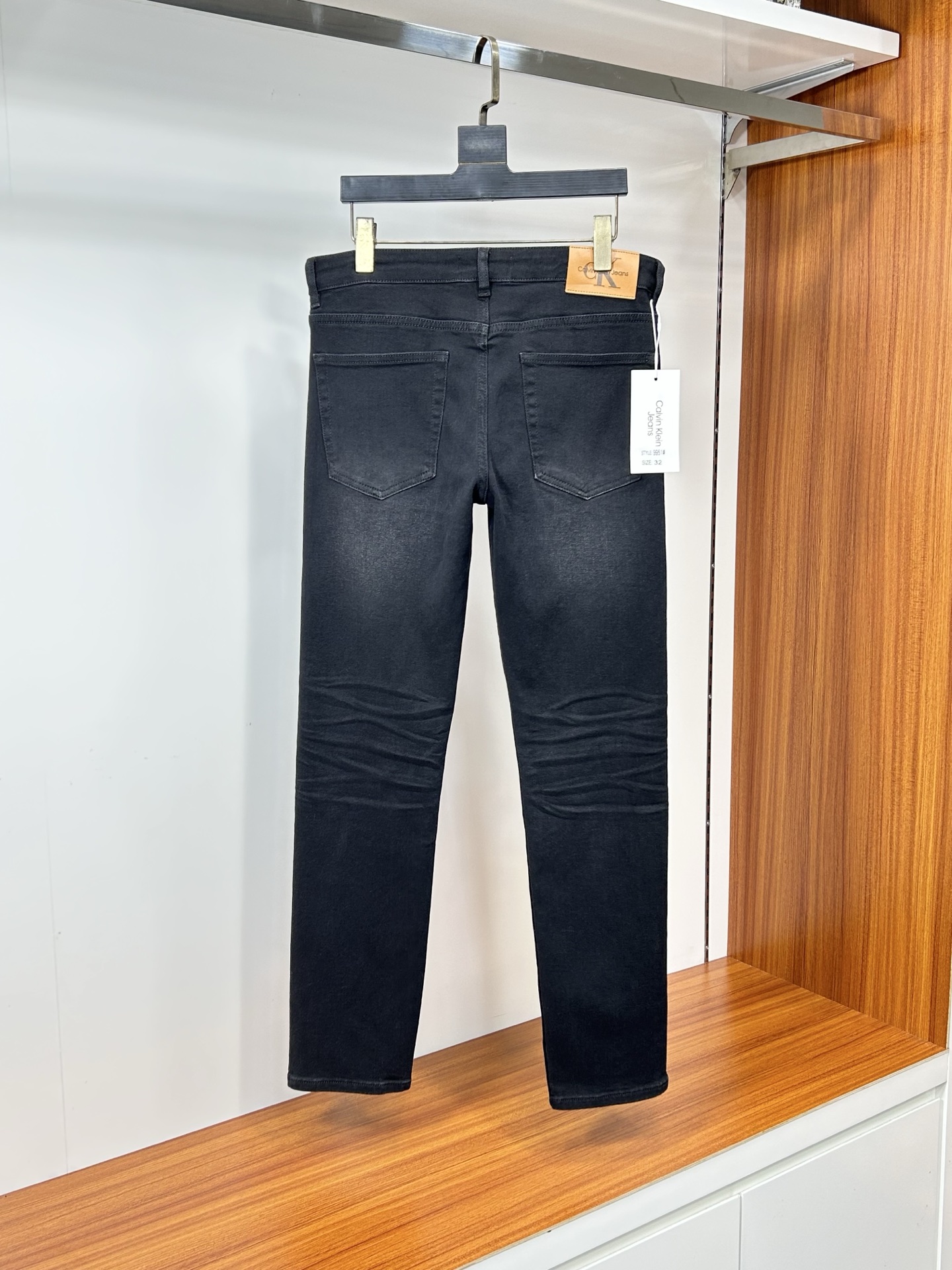  CK 25新款牛仔裤休闲版 采用精选原版面料，穿着柔软服适绣气，具有独特弹力纤维不易变形而又耐磨，上身