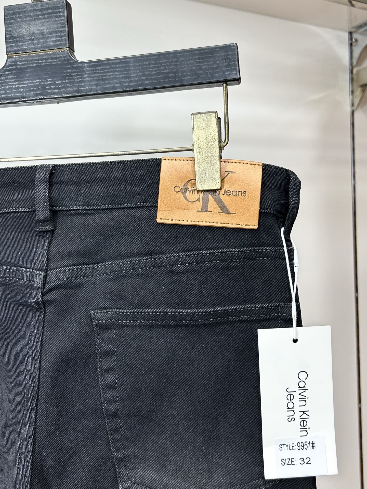  CK 25新款牛仔裤休闲版 采用精选原版面料，穿着柔软服适绣气，具有独特弹力纤维不易变形而又耐磨，上身