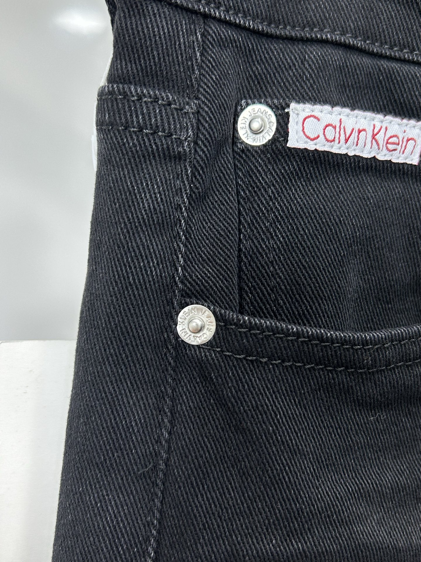  CK 25新款牛仔裤休闲版 采用精选原版面料，穿着柔软服适绣气，具有独特弹力纤维不易变形而又耐磨，上身