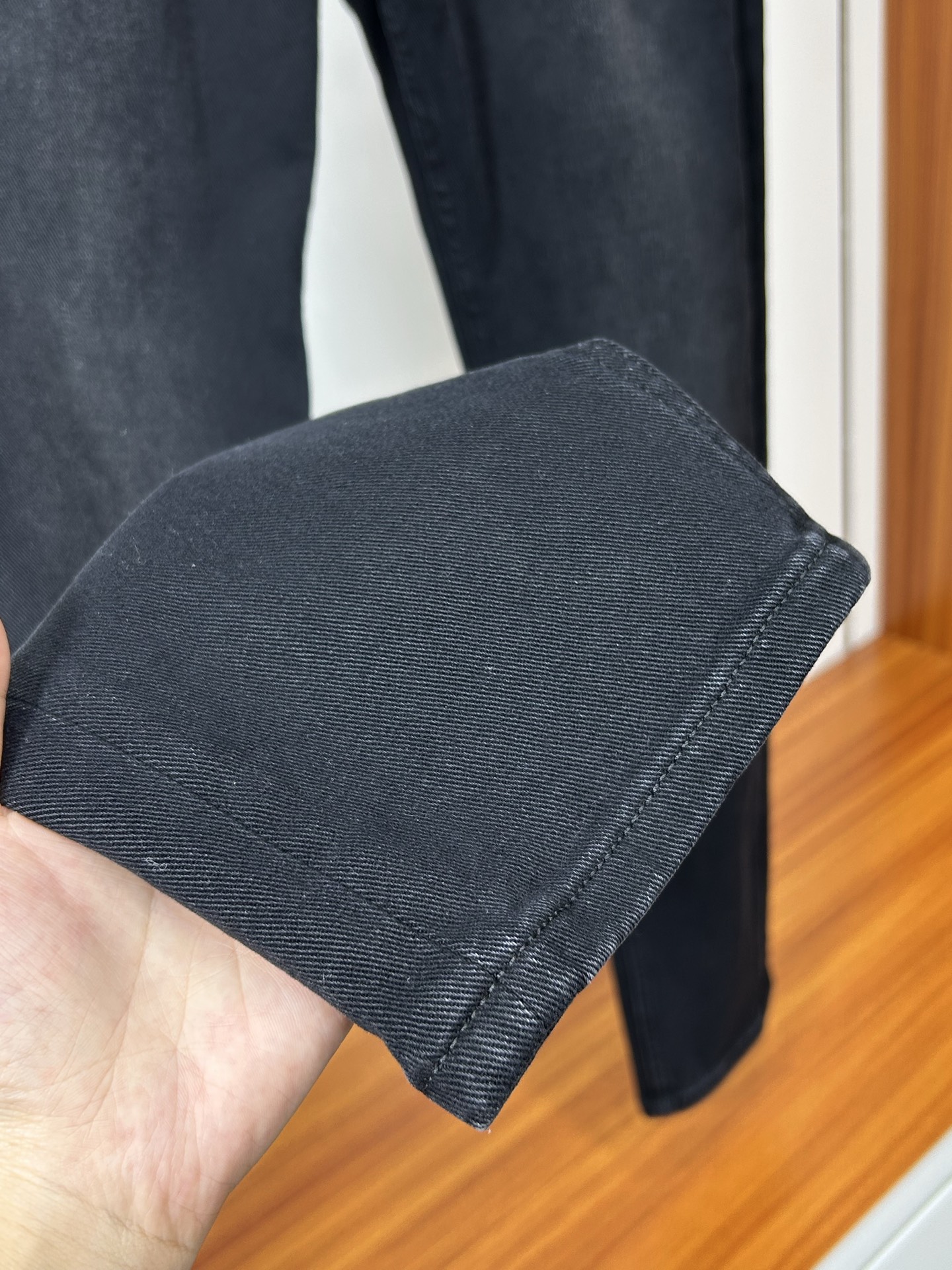  CK 25新款牛仔裤休闲版 采用精选原版面料，穿着柔软服适绣气，具有独特弹力纤维不易变形而又耐磨，上身