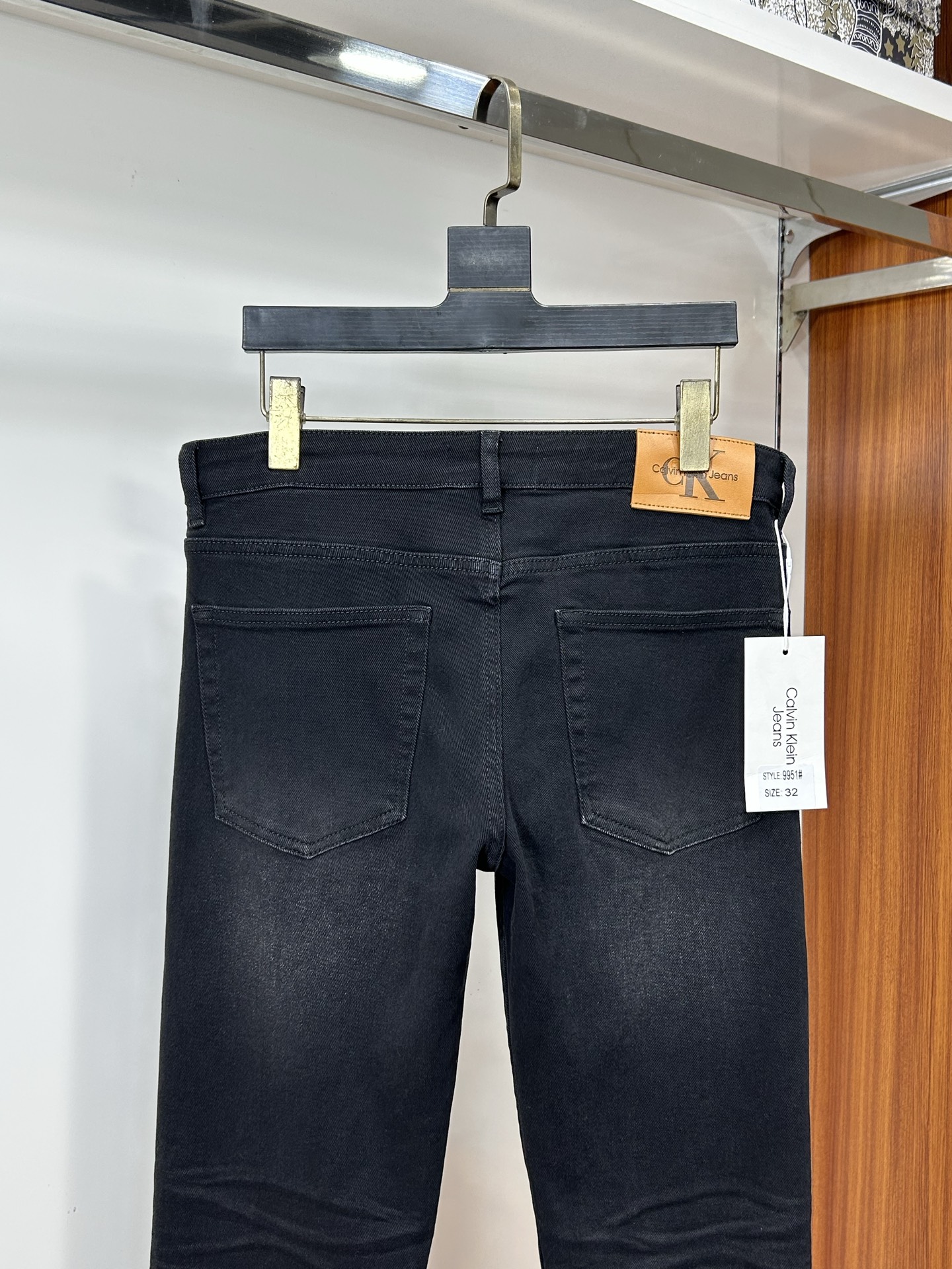  CK 25新款牛仔裤休闲版 采用精选原版面料，穿着柔软服适绣气，具有独特弹力纤维不易变形而又耐磨，上身