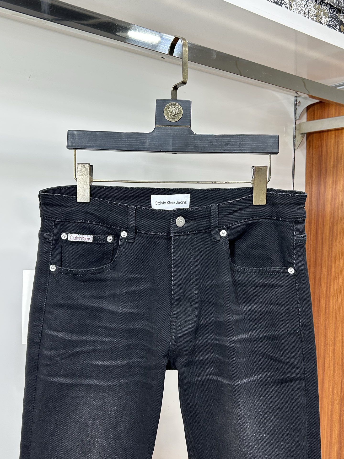  CK 25新款牛仔裤休闲版 采用精选原版面料，穿着柔软服适绣气，具有独特弹力纤维不易变形而又耐磨，上身