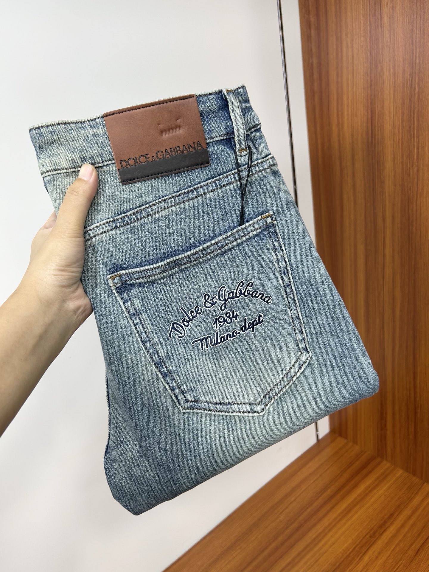  DG 25新款牛仔裤休闲版 采用精选原版面料，穿着柔软服适绣气，具有独特弹力纤维不易变形而又耐磨，上身