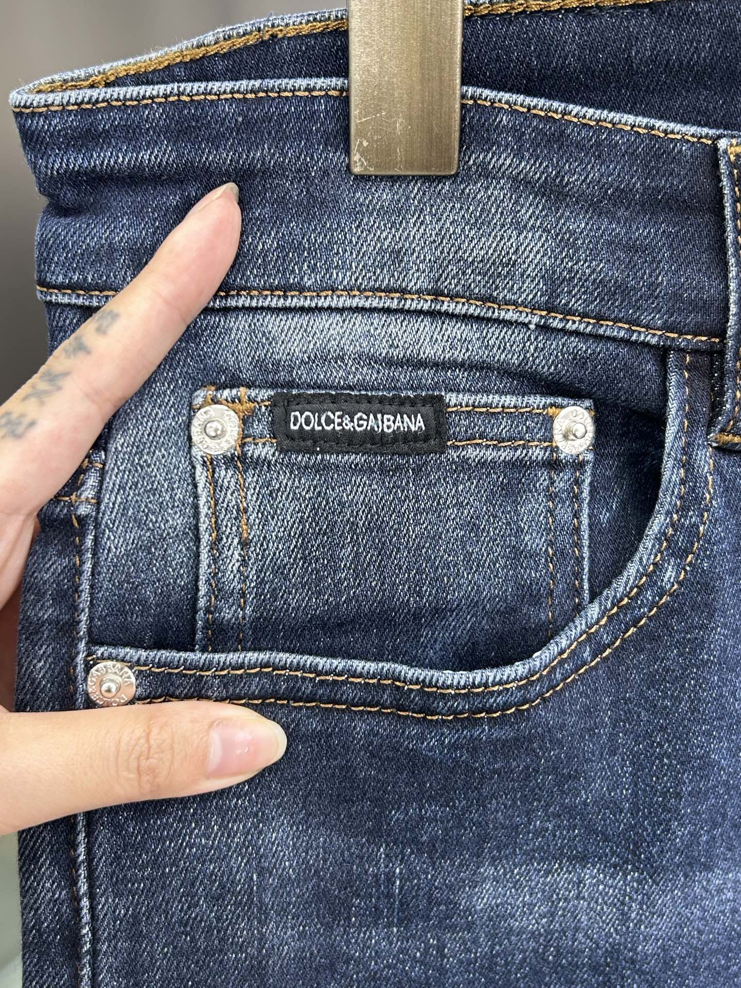  DG 25新款牛仔裤休闲版 采用精选原版面料，穿着柔软服适绣气，具有独特弹力纤维不易变形而又耐磨，上身