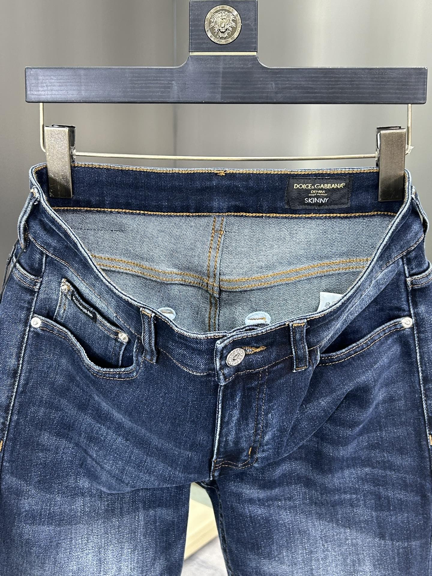  DG 25新款牛仔裤休闲版 采用精选原版面料，穿着柔软服适绣气，具有独特弹力纤维不易变形而又耐磨，上身