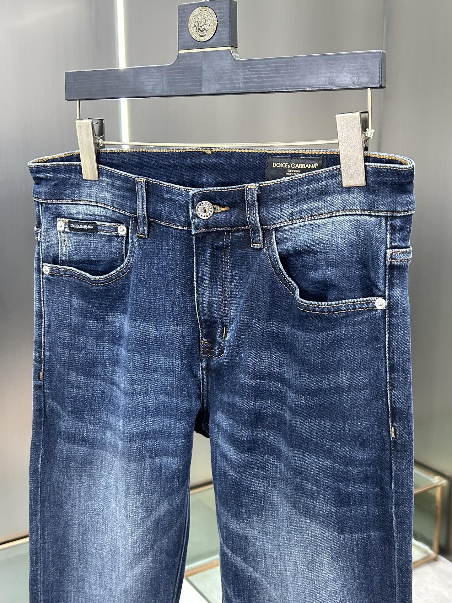  DG 25新款牛仔裤休闲版 采用精选原版面料，穿着柔软服适绣气，具有独特弹力纤维不易变形而又耐磨，上身