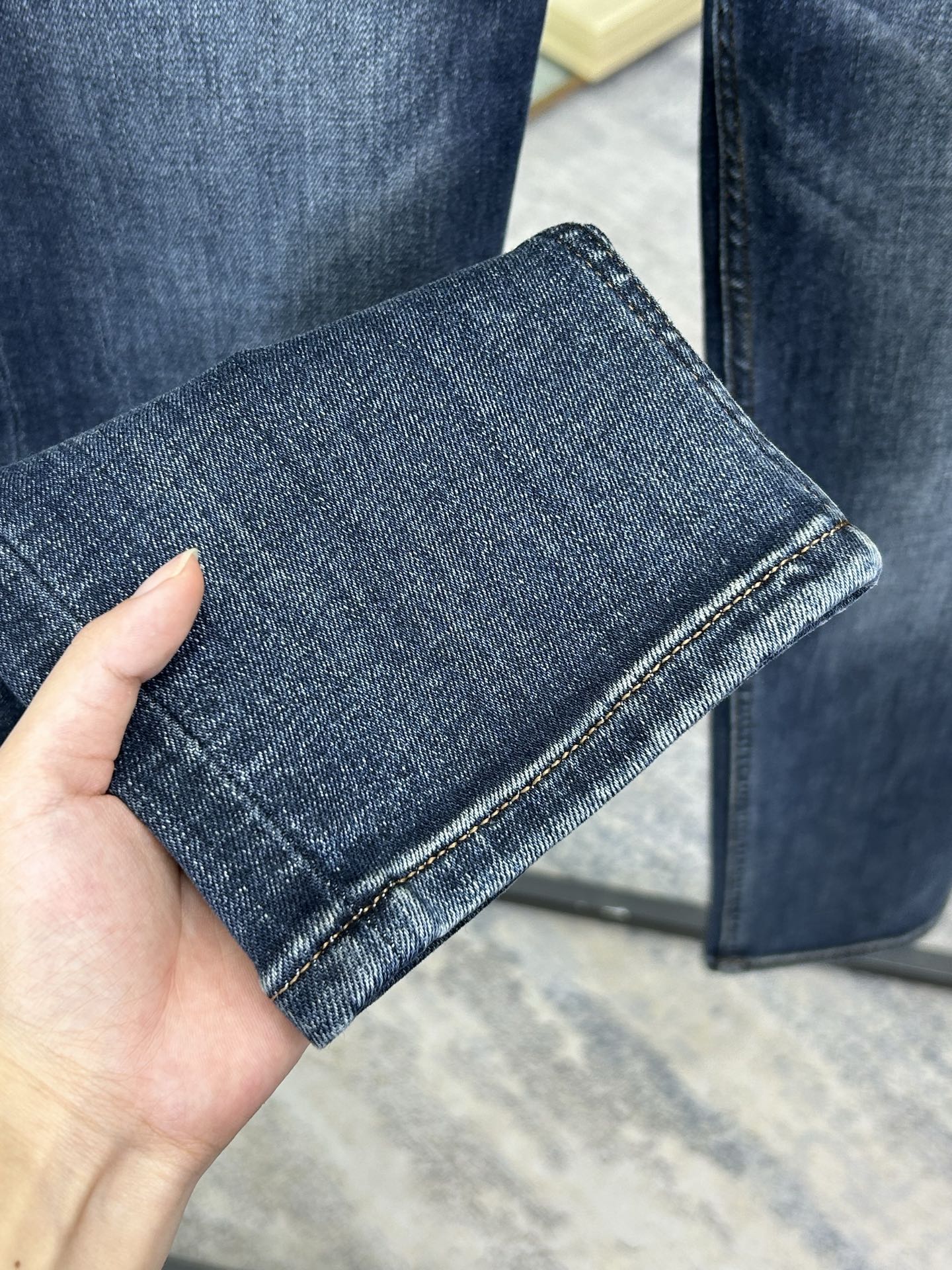 DG 25新款牛仔裤休闲版 采用精选原版面料，穿着柔软服适绣气，具有独特弹力纤维不易变形而又耐磨，上身