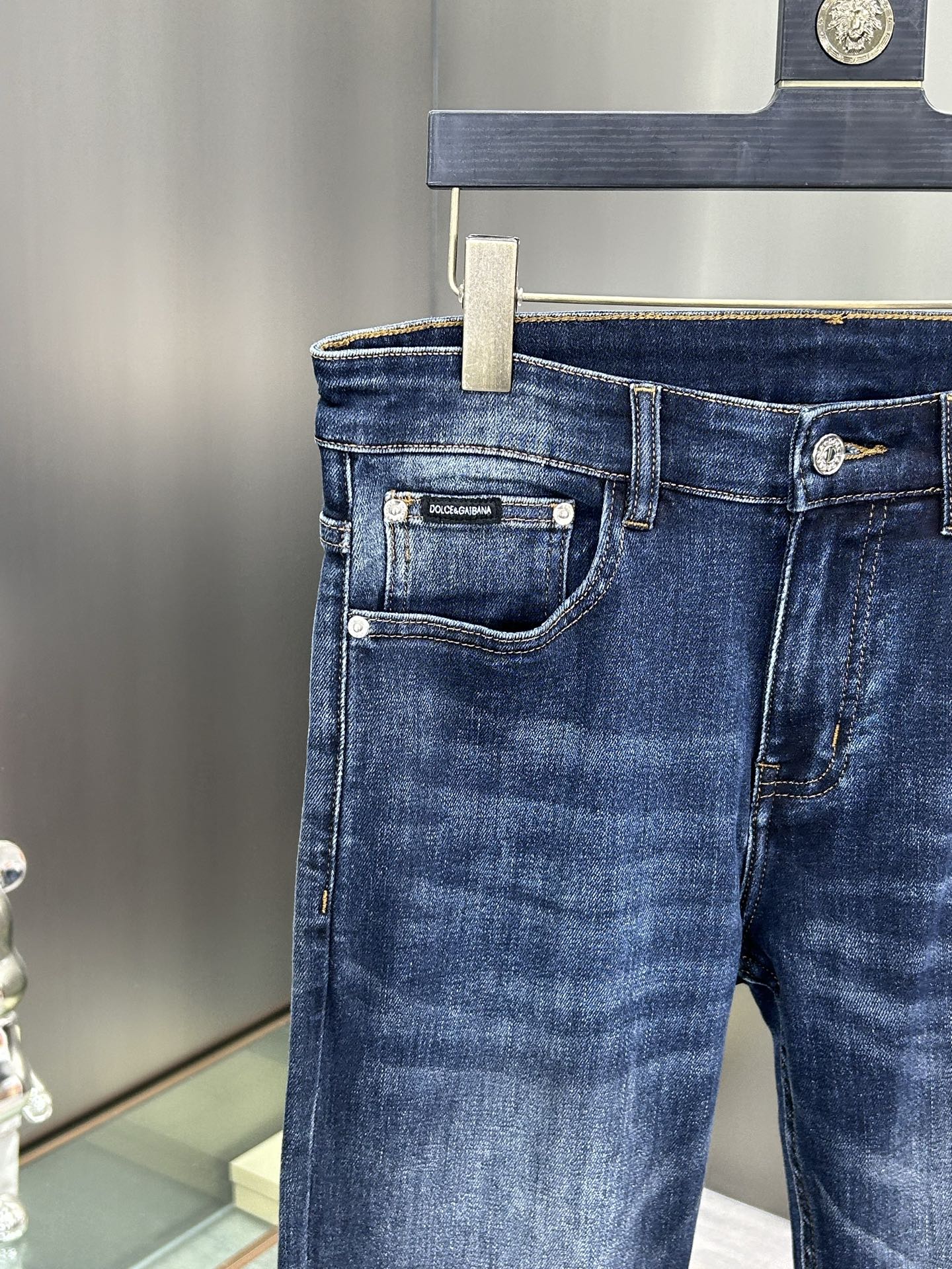  DG 25新款牛仔裤休闲版 采用精选原版面料，穿着柔软服适绣气，具有独特弹力纤维不易变形而又耐磨，上身