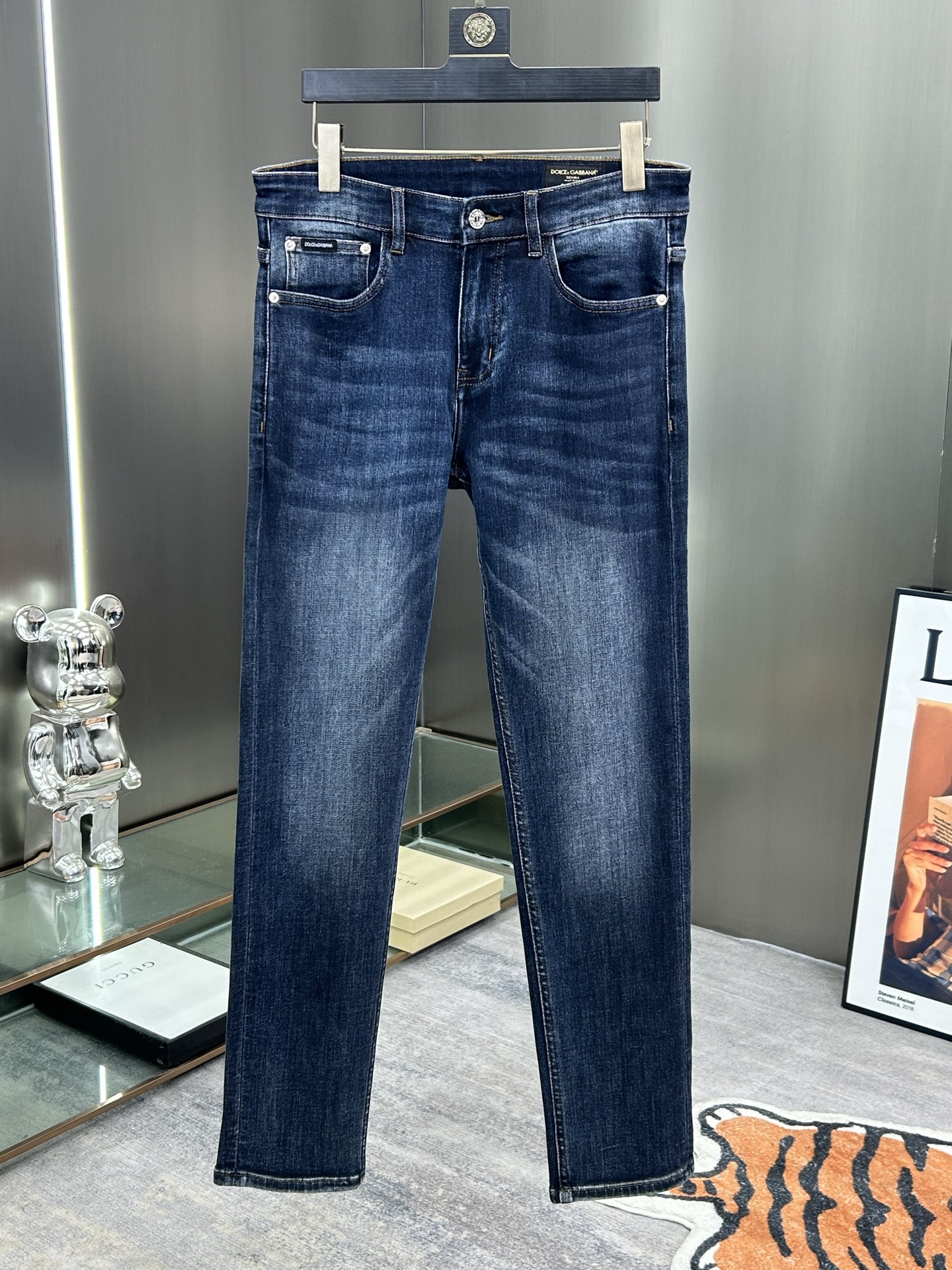  DG 25新款牛仔裤休闲版 采用精选原版面料，穿着柔软服适绣气，具有独特弹力纤维不易变形而又耐磨，上身