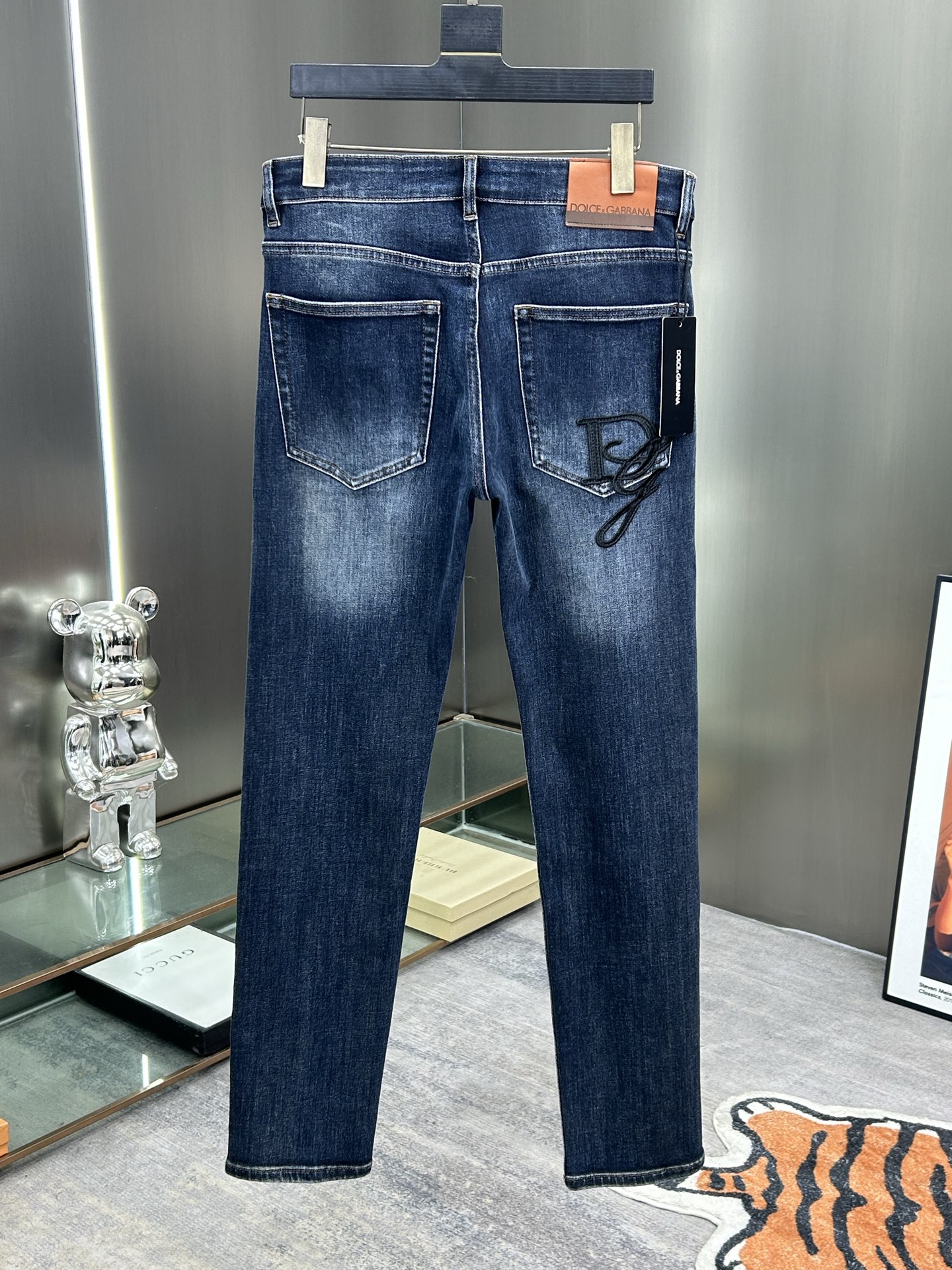  DG 25新款牛仔裤休闲版 采用精选原版面料，穿着柔软服适绣气，具有独特弹力纤维不易变形而又耐磨，上身