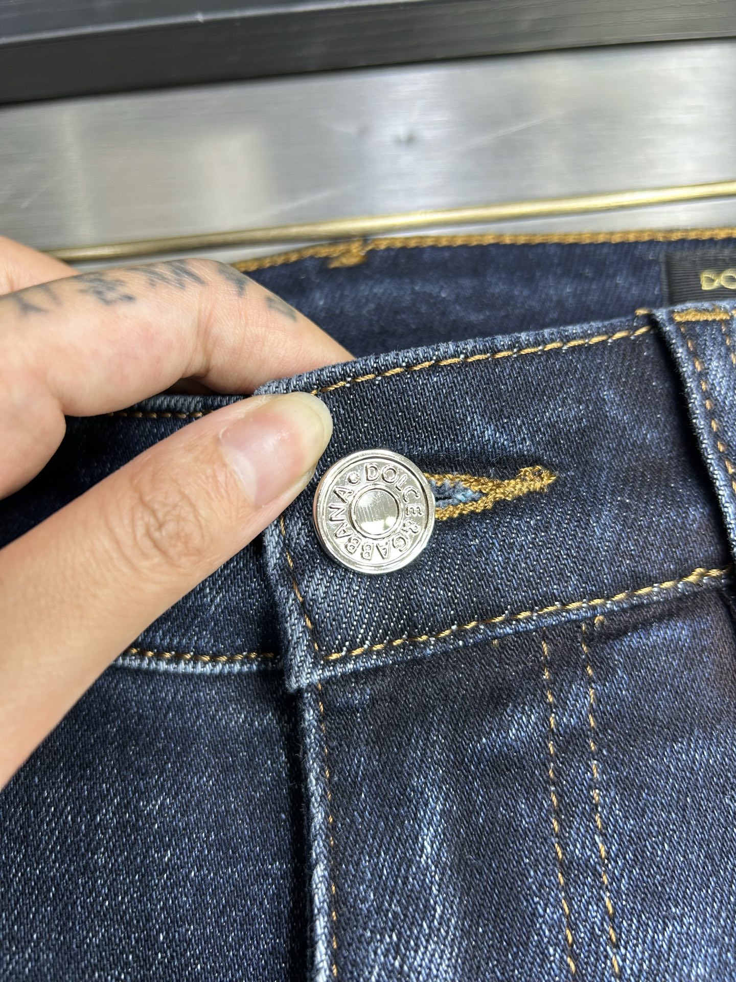  DG 25新款牛仔裤休闲版 采用精选原版面料，穿着柔软服适绣气，具有独特弹力纤维不易变形而又耐磨，上身