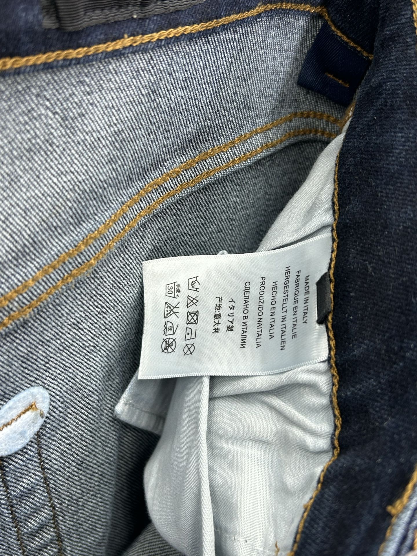  DG 25新款牛仔裤休闲版 采用精选原版面料，穿着柔软服适绣气，具有独特弹力纤维不易变形而又耐磨，上身