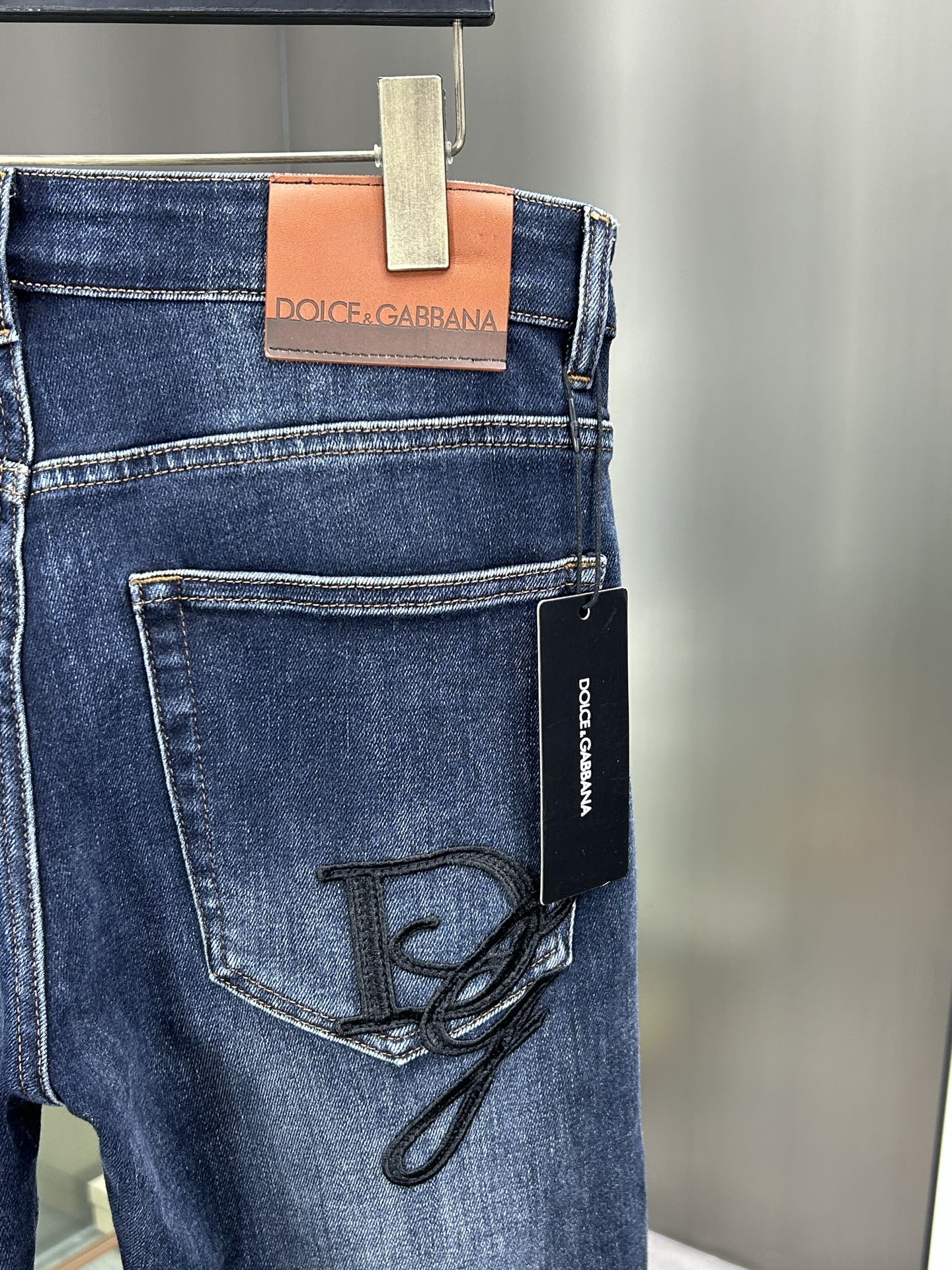  DG 25新款牛仔裤休闲版 采用精选原版面料，穿着柔软服适绣气，具有独特弹力纤维不易变形而又耐磨，上身