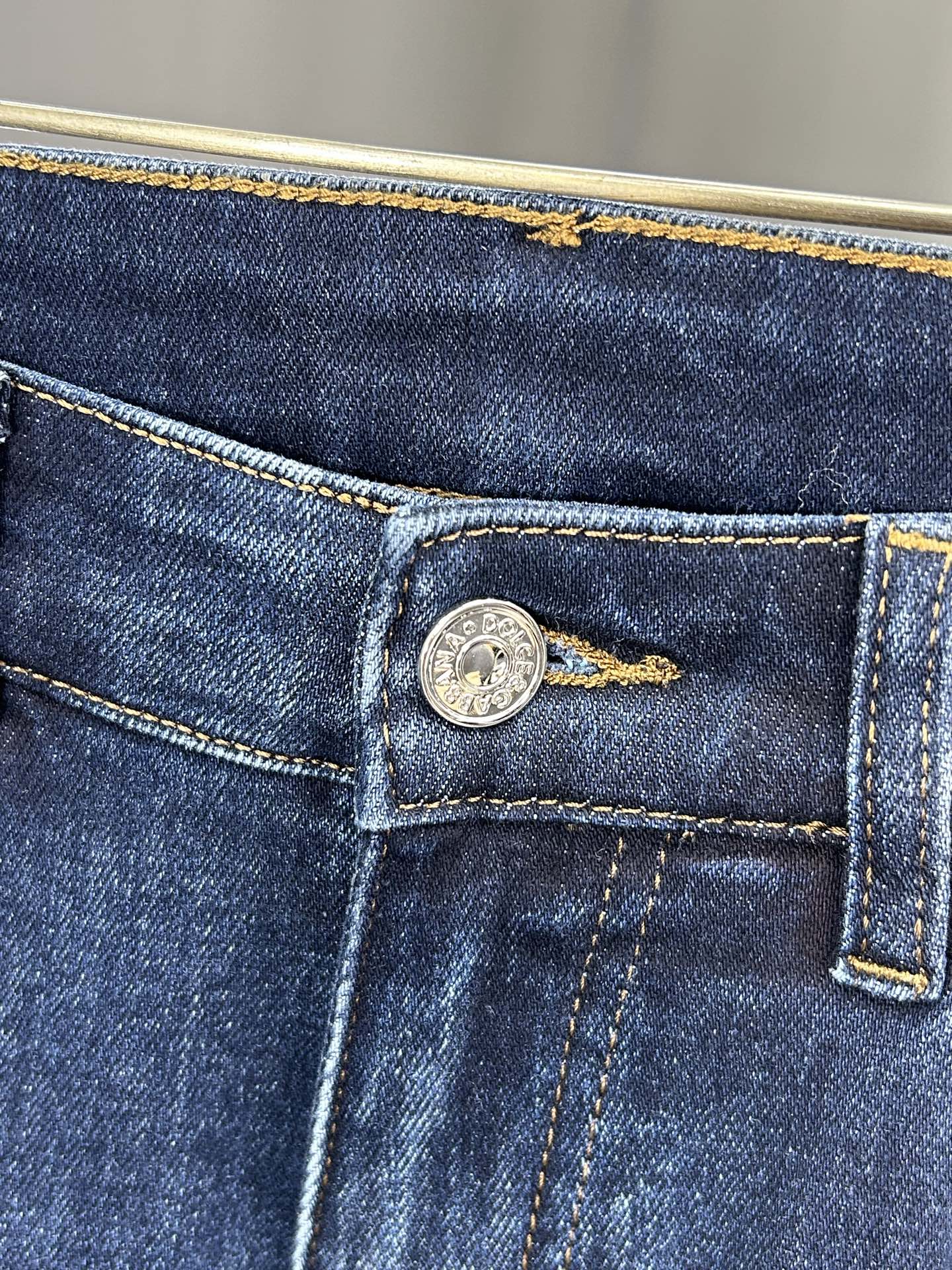  DG 25新款牛仔裤休闲版 采用精选原版面料，穿着柔软服适绣气，具有独特弹力纤维不易变形而又耐磨，上身