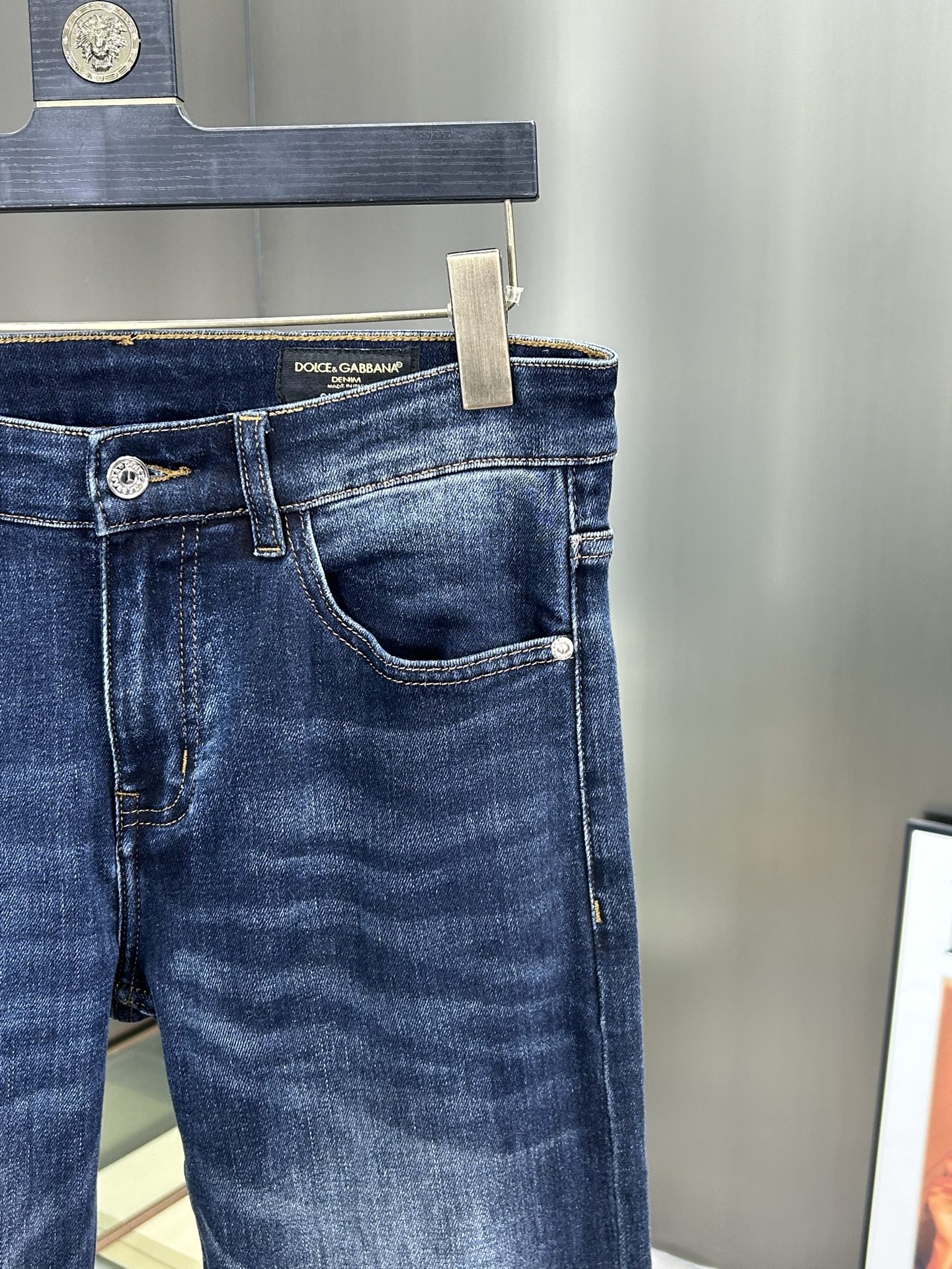  DG 25新款牛仔裤休闲版 采用精选原版面料，穿着柔软服适绣气，具有独特弹力纤维不易变形而又耐磨，上身