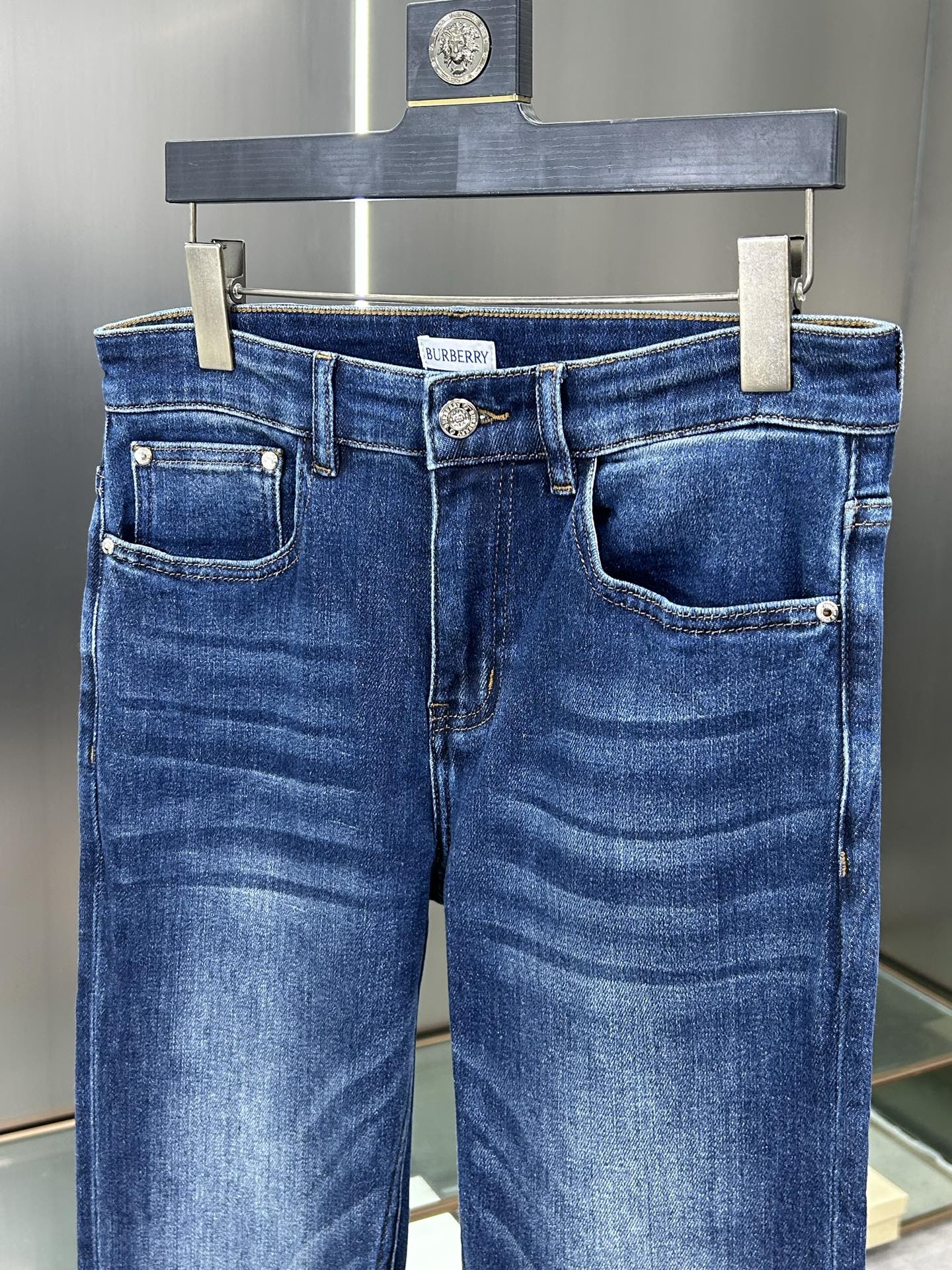  巴宝莉 25新款牛仔裤休闲版 采用精选原版面料，穿着柔软服适绣气，具有独特弹力纤维不易变形而又耐磨，上