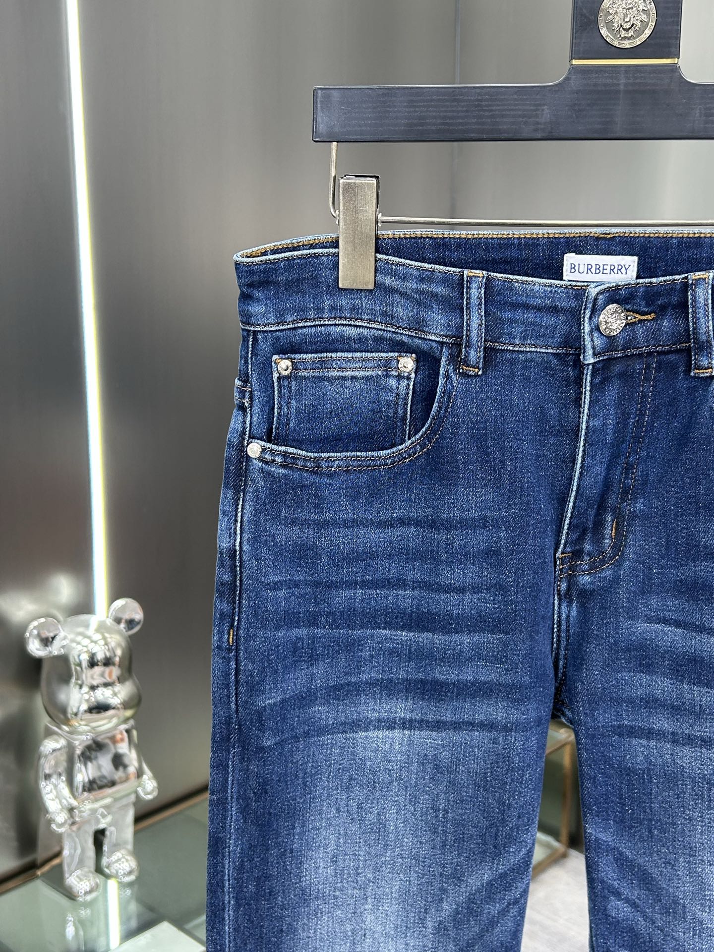  巴宝莉 25新款牛仔裤休闲版 采用精选原版面料，穿着柔软服适绣气，具有独特弹力纤维不易变形而又耐磨，上