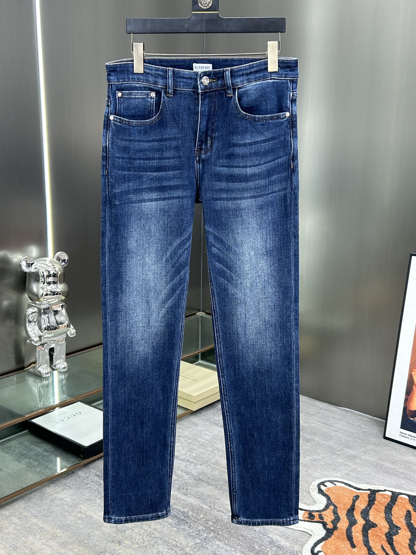  巴宝莉 25新款牛仔裤休闲版 采用精选原版面料，穿着柔软服适绣气，具有独特弹力纤维不易变形而又耐磨，上